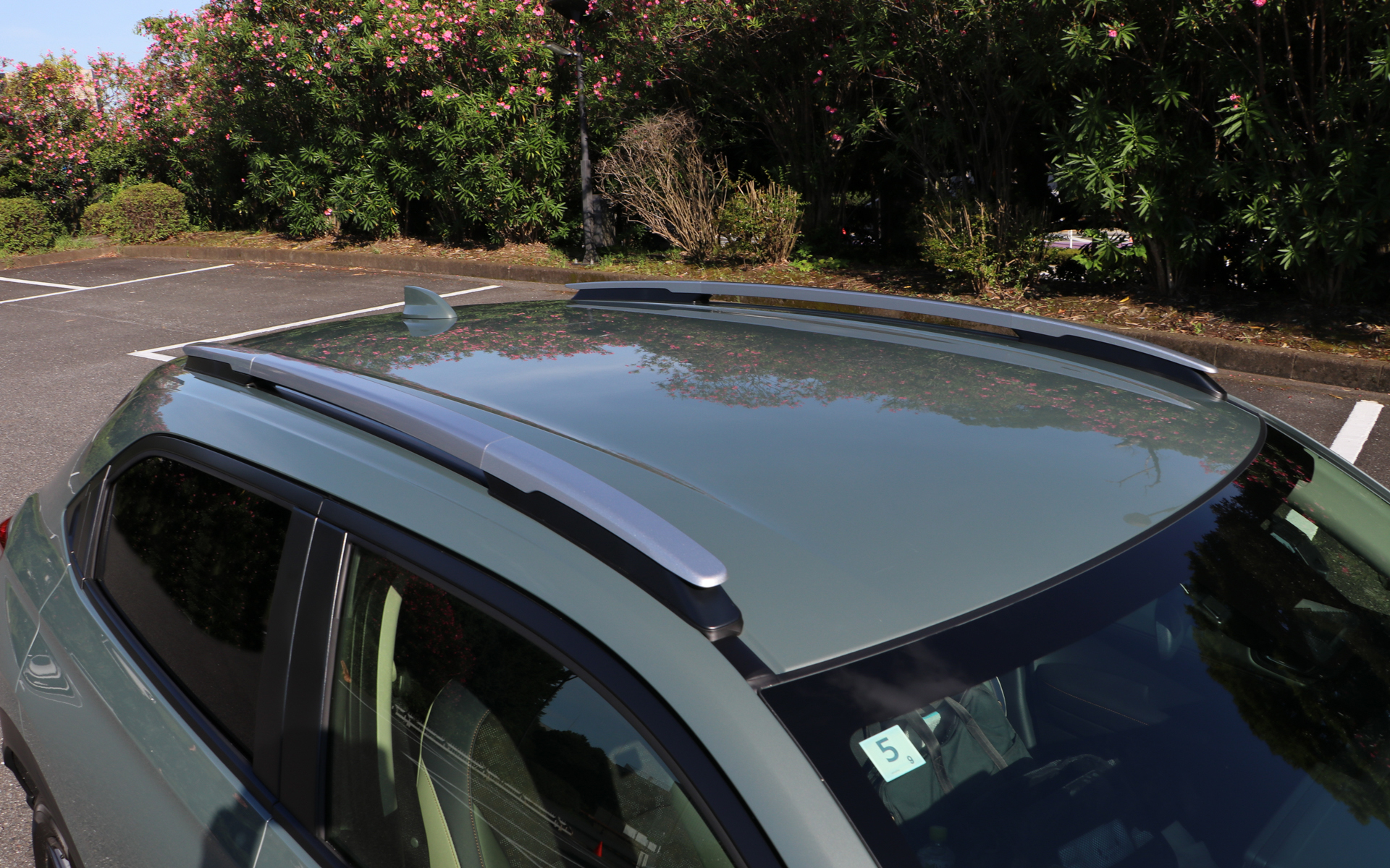 専用装備のルーフレール。飾りではなくキャリアーの装備も可能