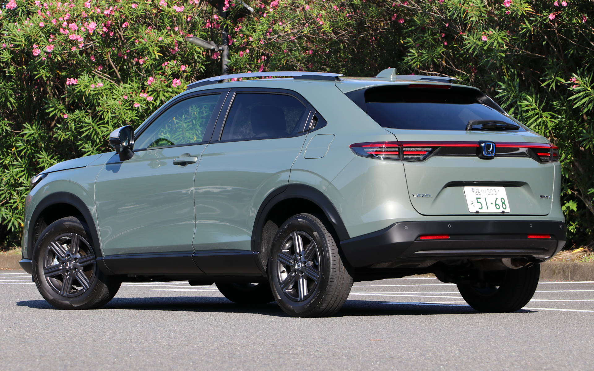 価格は2WD（FF）が299万8600円～。4WDが321万8600円～