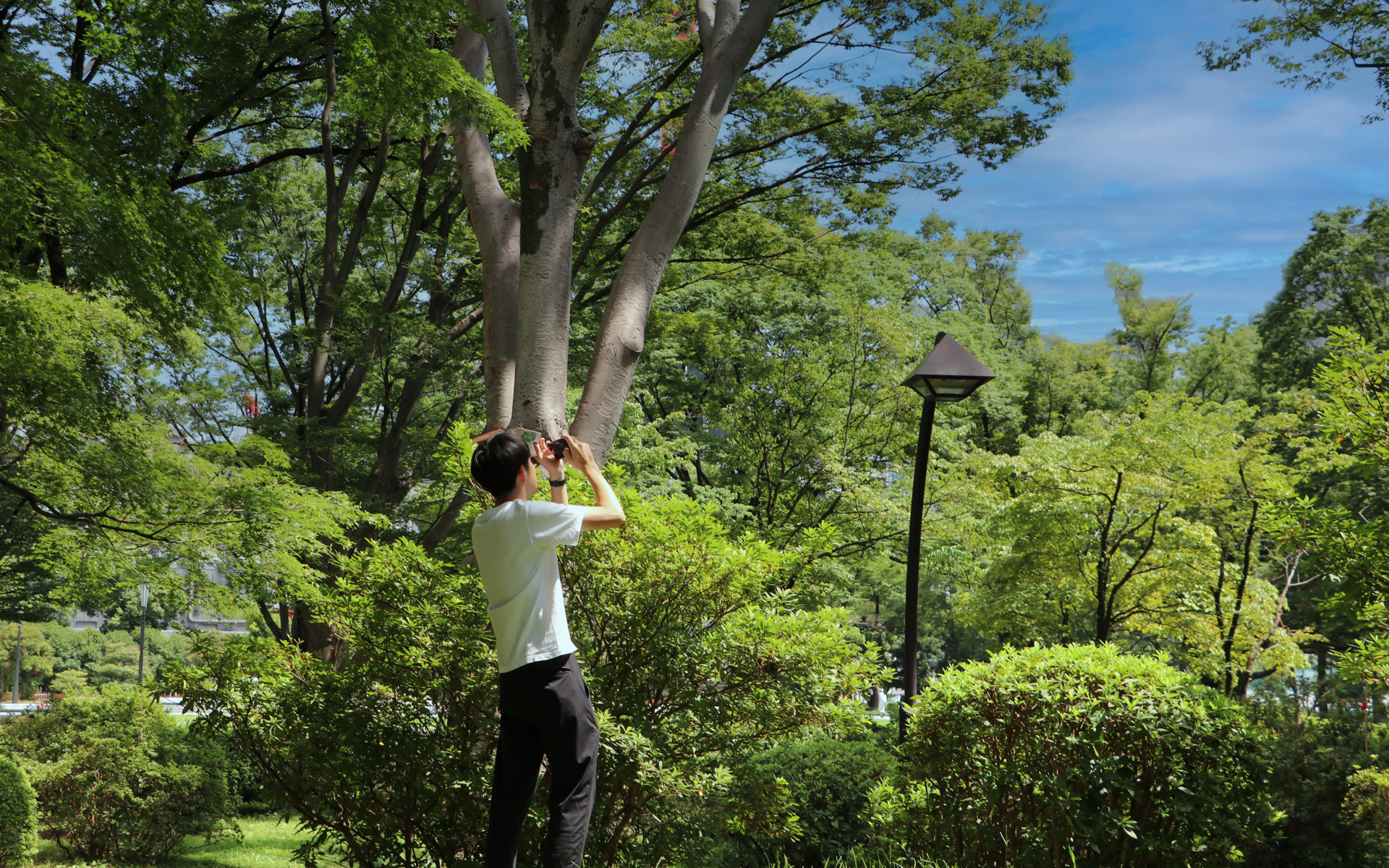 自分のお題にぴったりなものを探す参加者。お題が違うから探す場所もまったく異なる