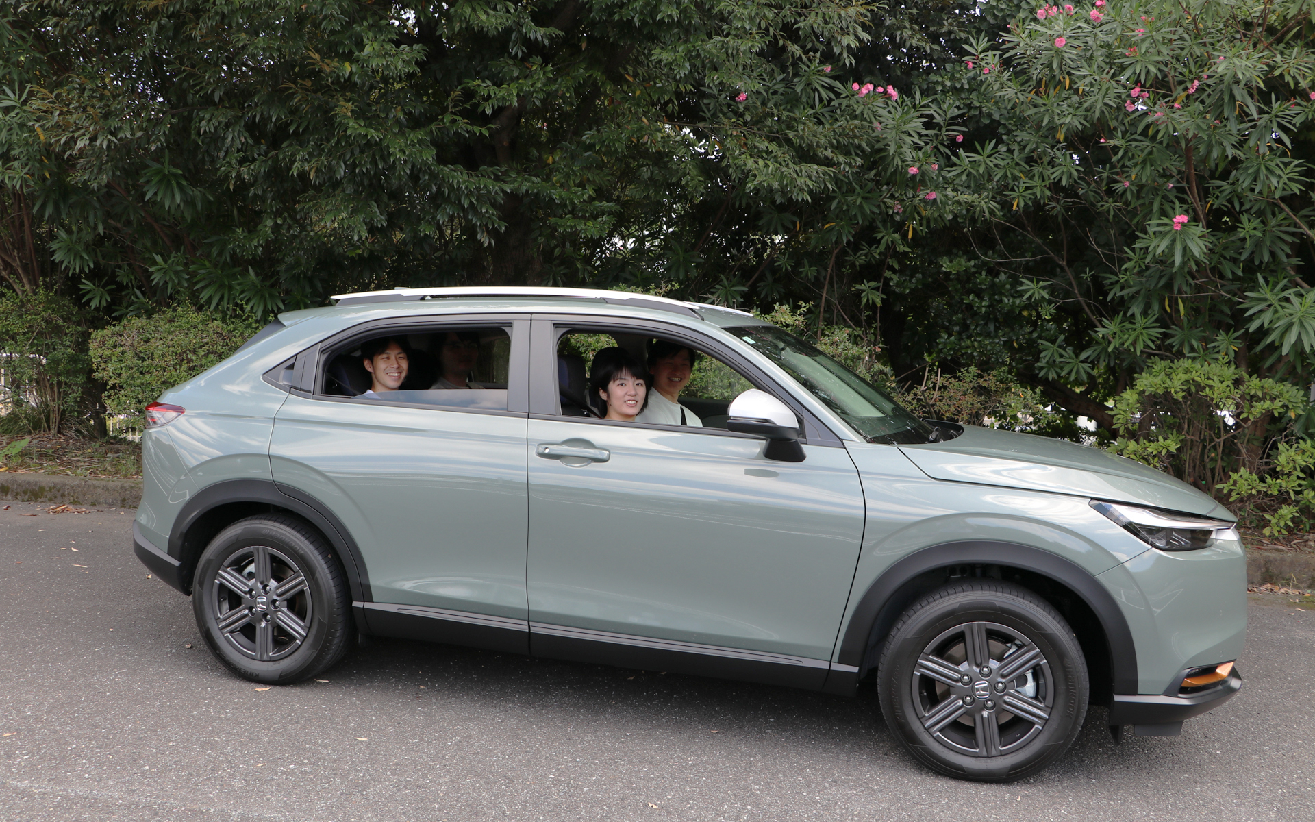 今回は20代～30代の仕事仲間である男女計4人が、コンパクトSUVのヴェゼルに乗ってお出かけしつつ、「アウトドア ハンティング カード by ヴェゼル」に挑戦する