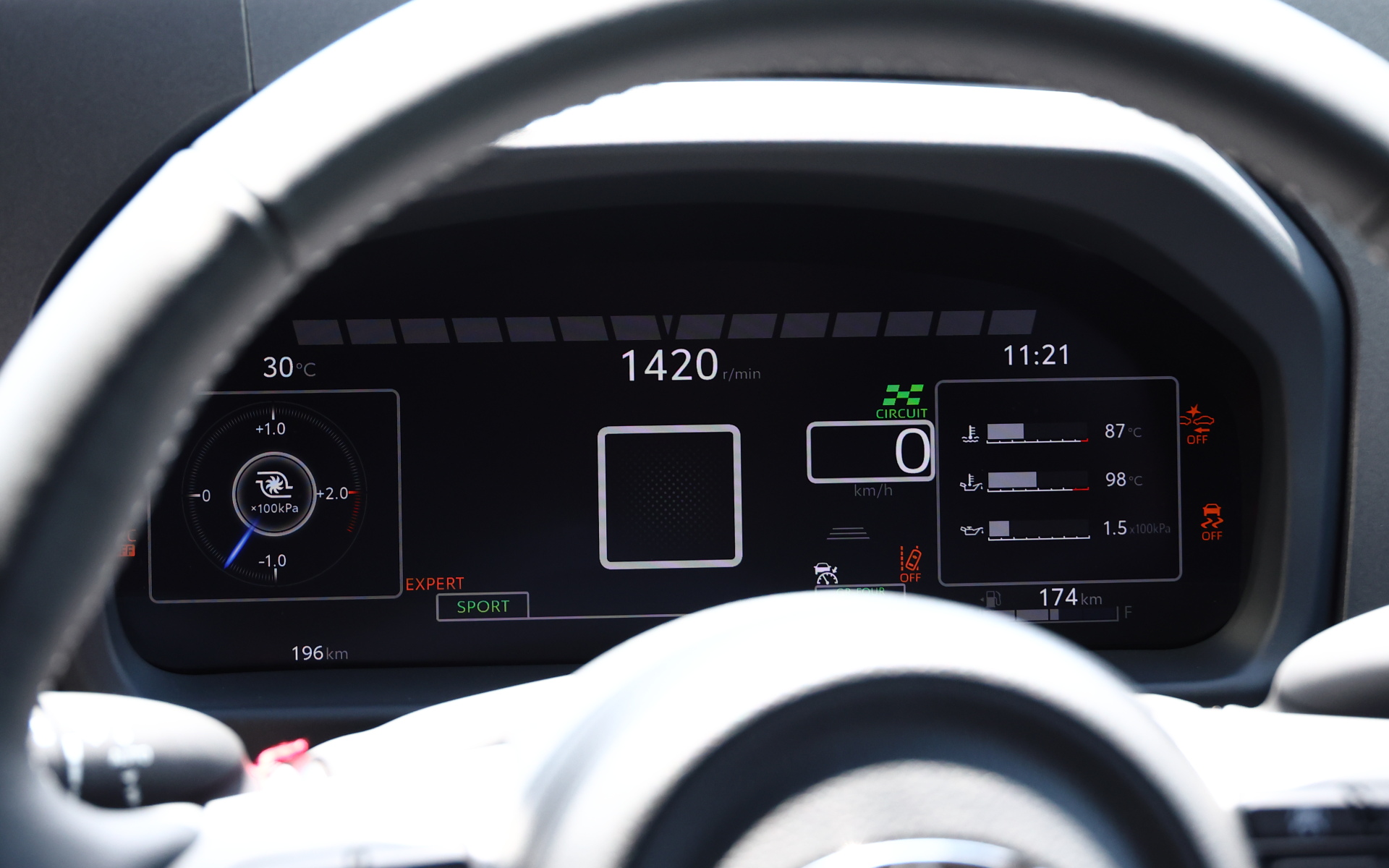 サーキットモード画面。回転数表示が細かくなり、精密感も高い