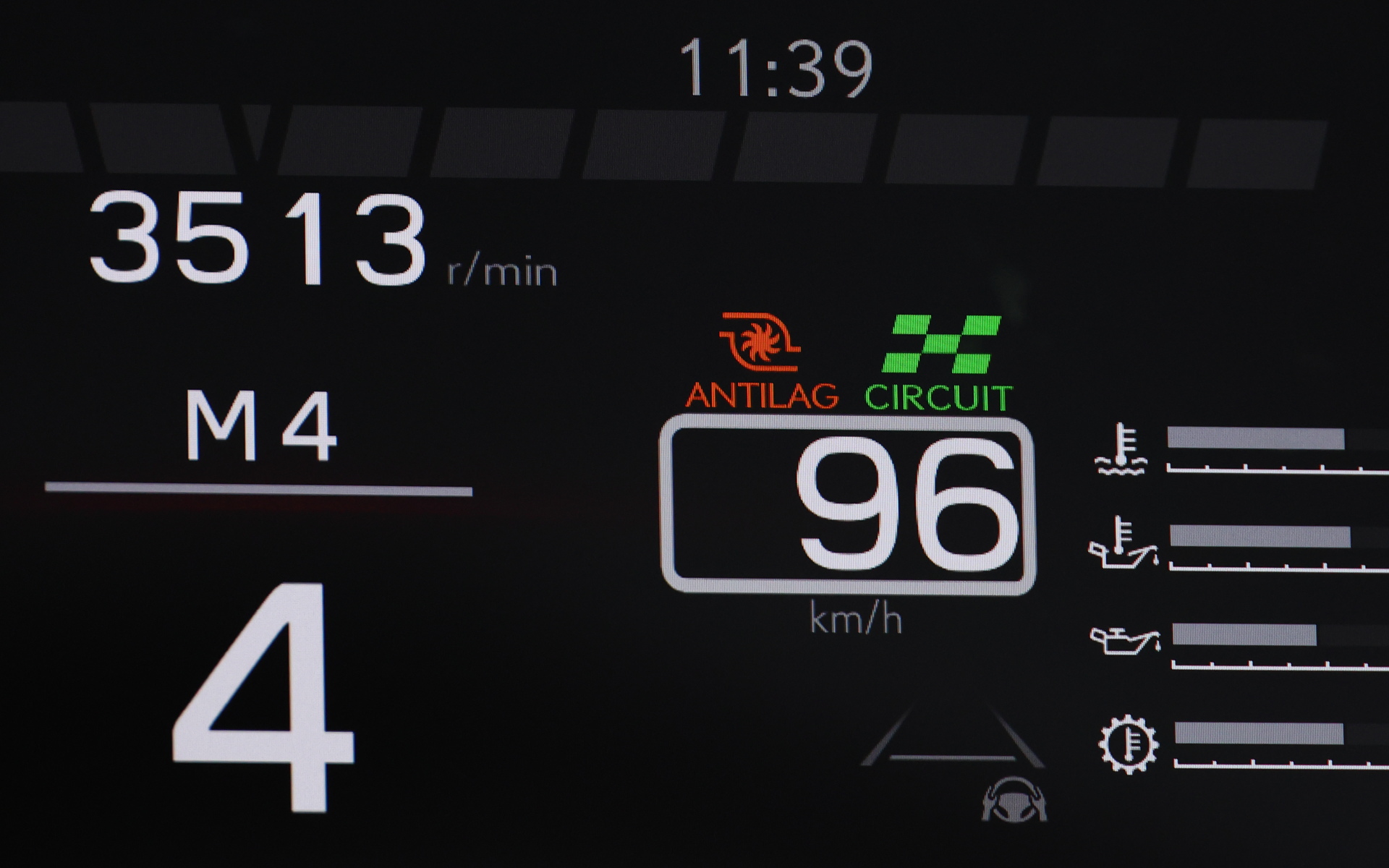 アンチターボラグ機能が働いている時間は、このインジケータが光る。といっても見ている余裕はない