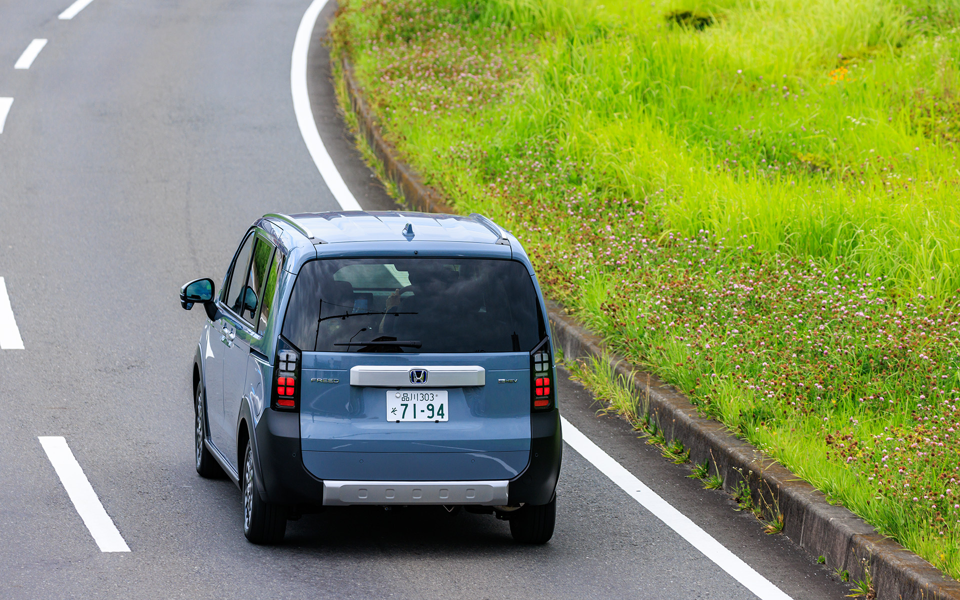 静粛性が高いだけに、表面の粗い路面を走る際は少々音が気になる場面もあった