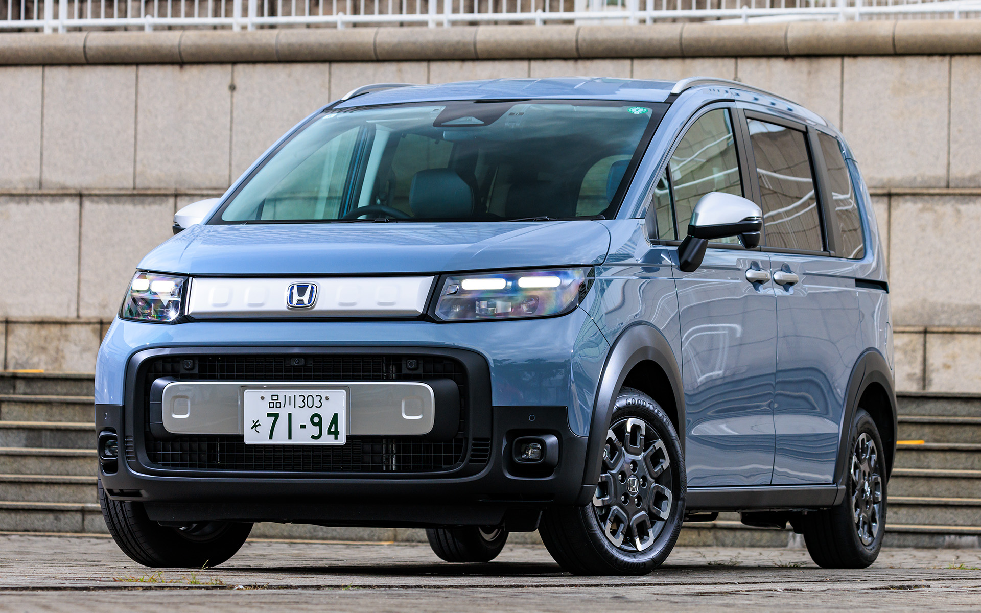 アウトドアテイストが加えられた「クロスター」は、角丸四角のモチーフを随所に配置すると同時に、シルバー加飾や樹脂製プロテクターを装着することで、力強さとモダンさを両立している。e：HEVクロスター4WDモデル（6人乗り）の価格は343万7500円