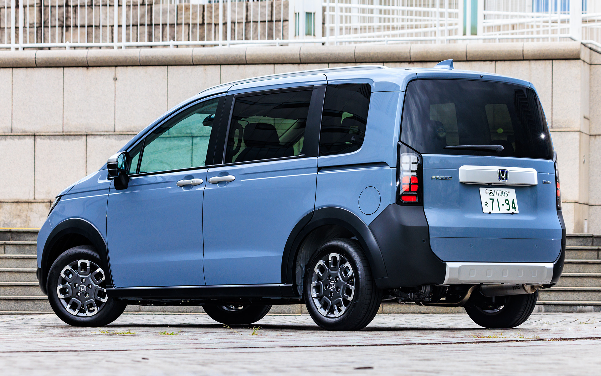 「e：HEV」化に伴い従来モデルよりも全長が45mm長くなったほか、クロスターはフェンダーに樹脂製アーチプロテクターを装備することで標準グレードより25mmワイドになり、ボディサイズは4310×1720×1755mm（全長×全幅×全高）となる。ホイールベースはと従来モデルと同じ2740mmのまま