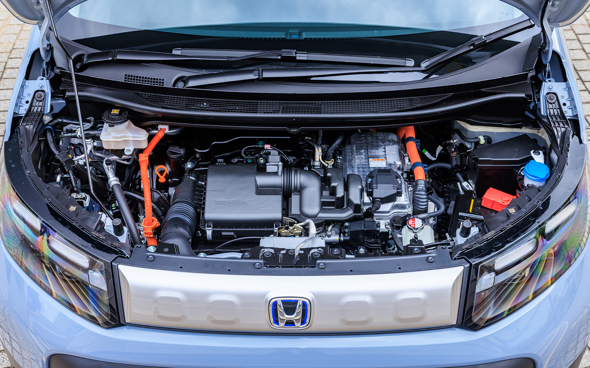 搭載する直列4気筒1.5リッターエンジンは、最高出力78kW（106PS）/6000-6400rpm、最大トルク127Nm/4500-5000rpmを発生。そこに最高出力90kW（123PS）/3500-8000rpm、最大トルク253Nm/0-3000rpmのモーターが加わり、電気式無段変速機が組み合わせられる