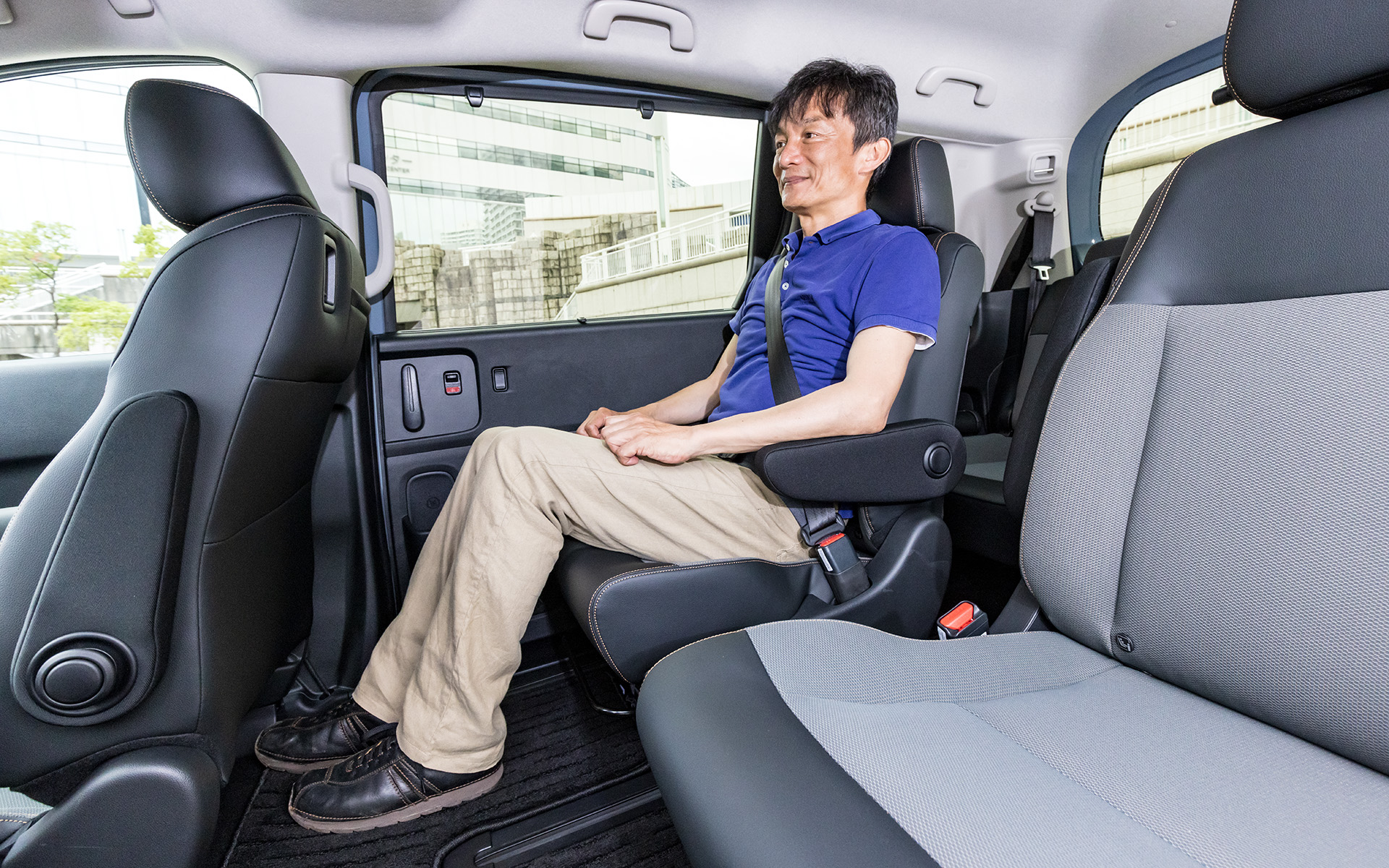 6人乗りの2列目はキャプテンシート。大人でもゆったりすわれるほか、ウィンドウ面積が拡大したことで開放感も高い