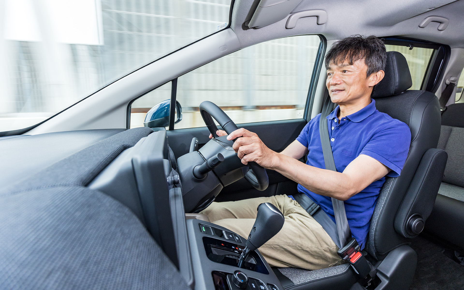 運転席は骨盤が後ろに倒れないように、また左右にぐらぐらしないようにしっかり支える新フレーム構造「ボディスタビライジングシート」を採用したことで、疲れにくく、運転しやすいのが特徴だ