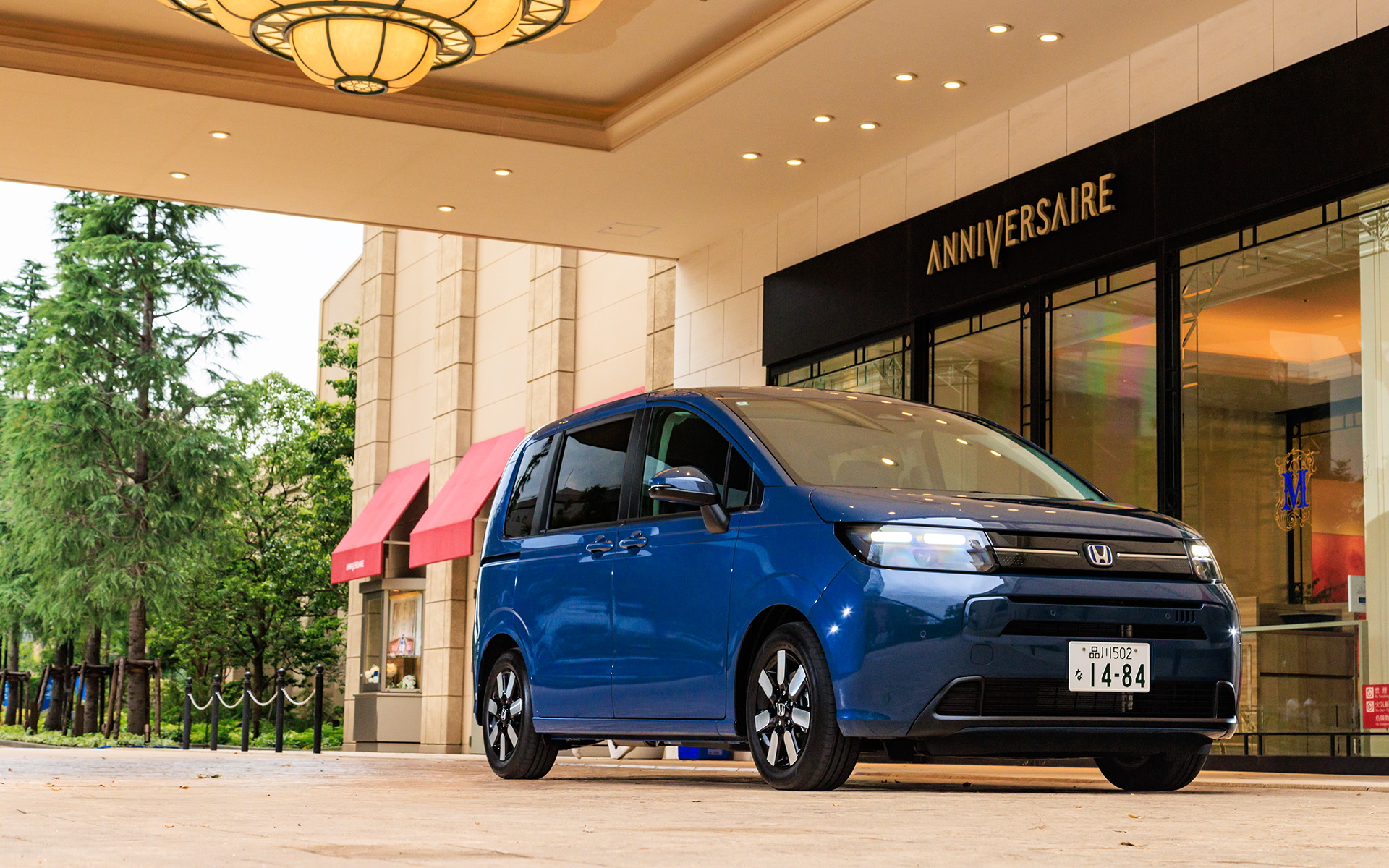 3代目フリード e：HEVエアー EX 2WD（FF）7人乗りの価格は309万1000円。3代目フリードはステップワゴンのようなシンプルなエクステリアへと進化。エレガントなシチュエーションにもしっくり