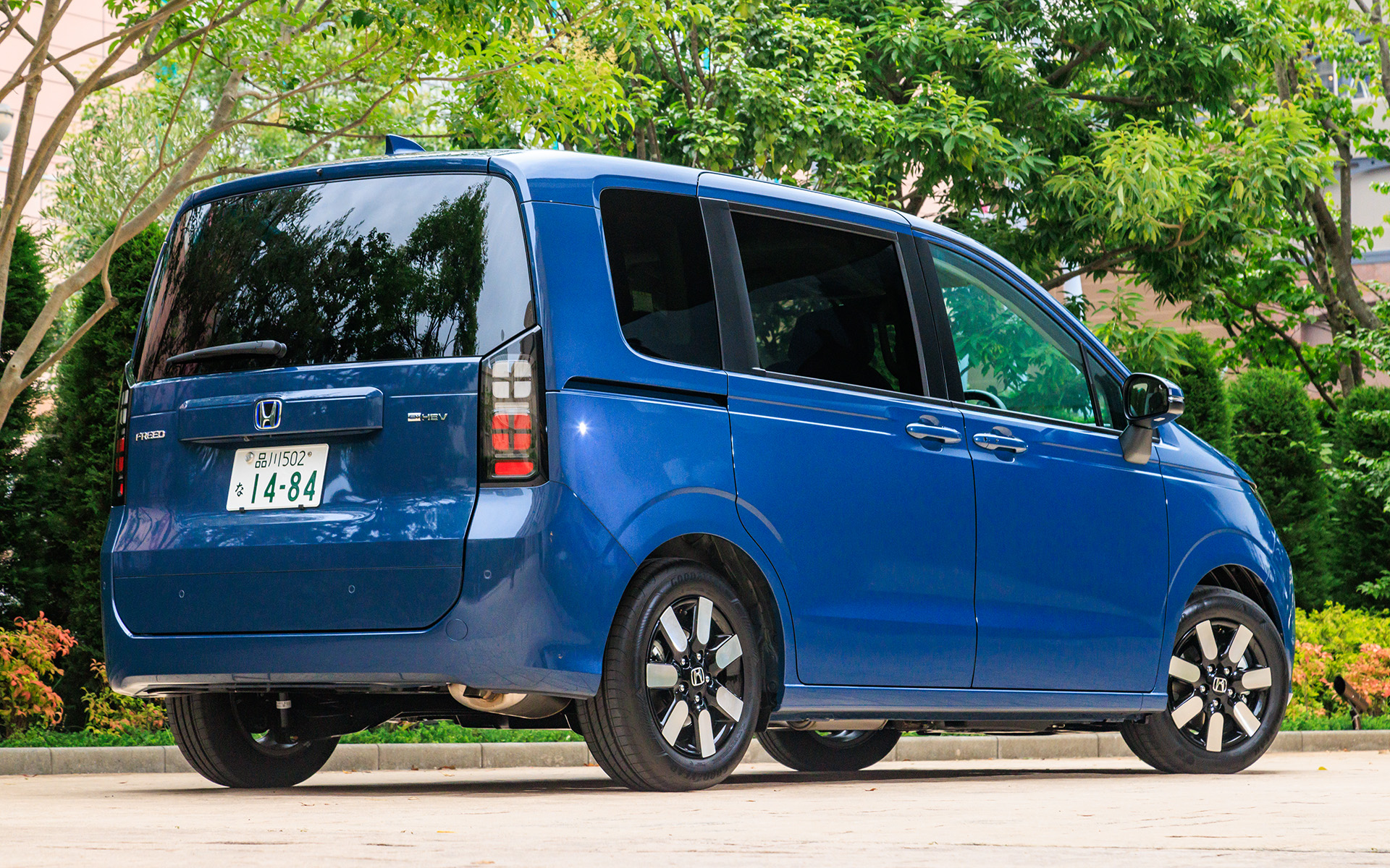 3代目フリード e：HEVエアー EX 2WD（FF）7人乗りの価格は309万1000円。3代目フリードはステップワゴンのようなシンプルなエクステリアへと進化。エレガントなシチュエーションにもしっくり