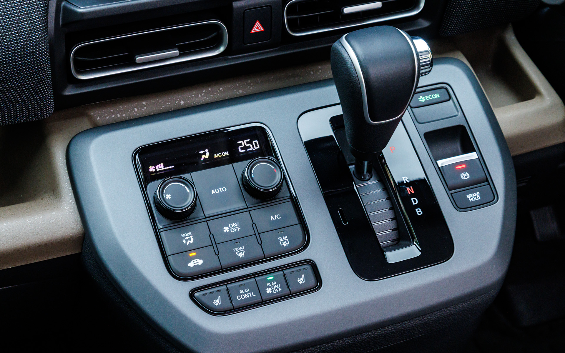 シフトレバーまわりのスイッチ類も、使いやすいように用途でゾーン分けしてある