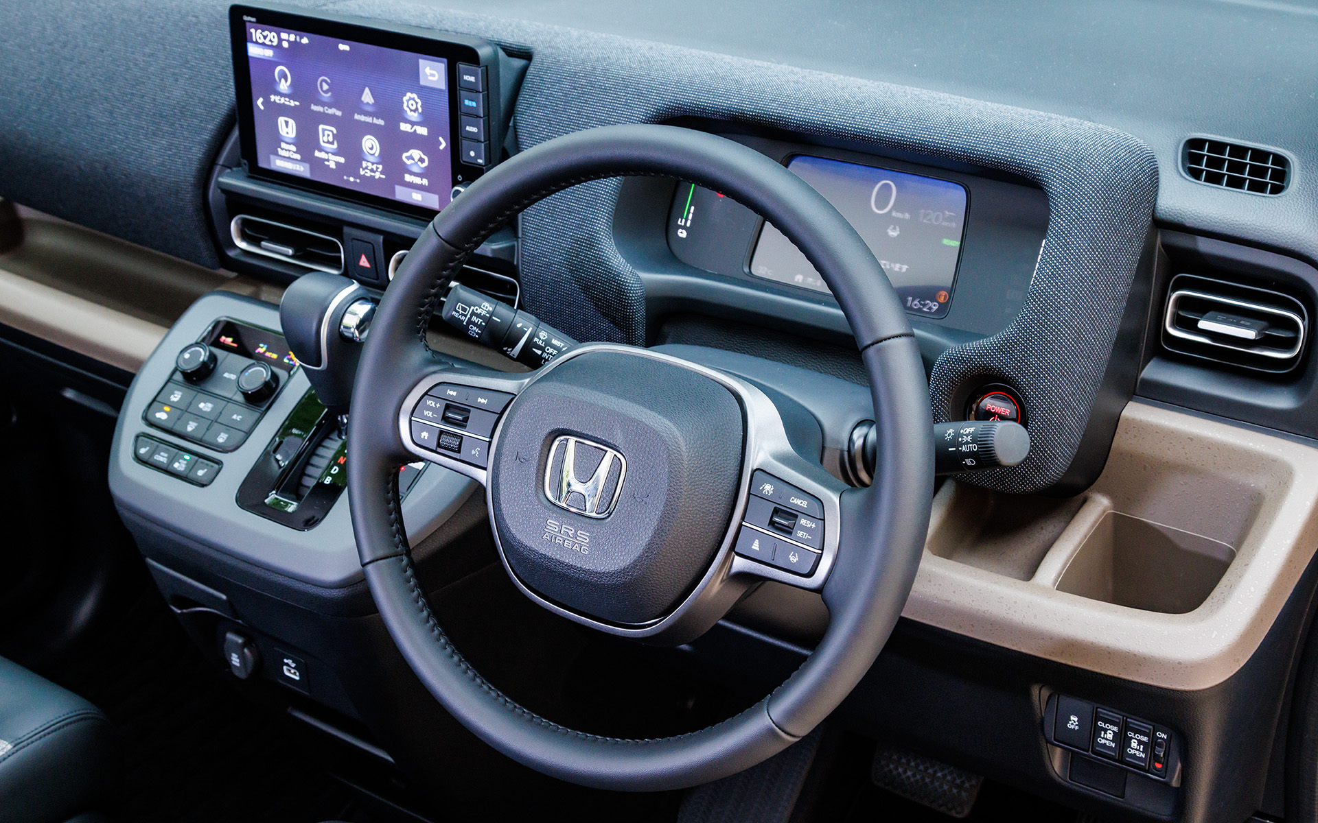 ステアリングはすっきりとした2本スポークを採用。7インチTFT液晶メーターも見やすい場所に配置している