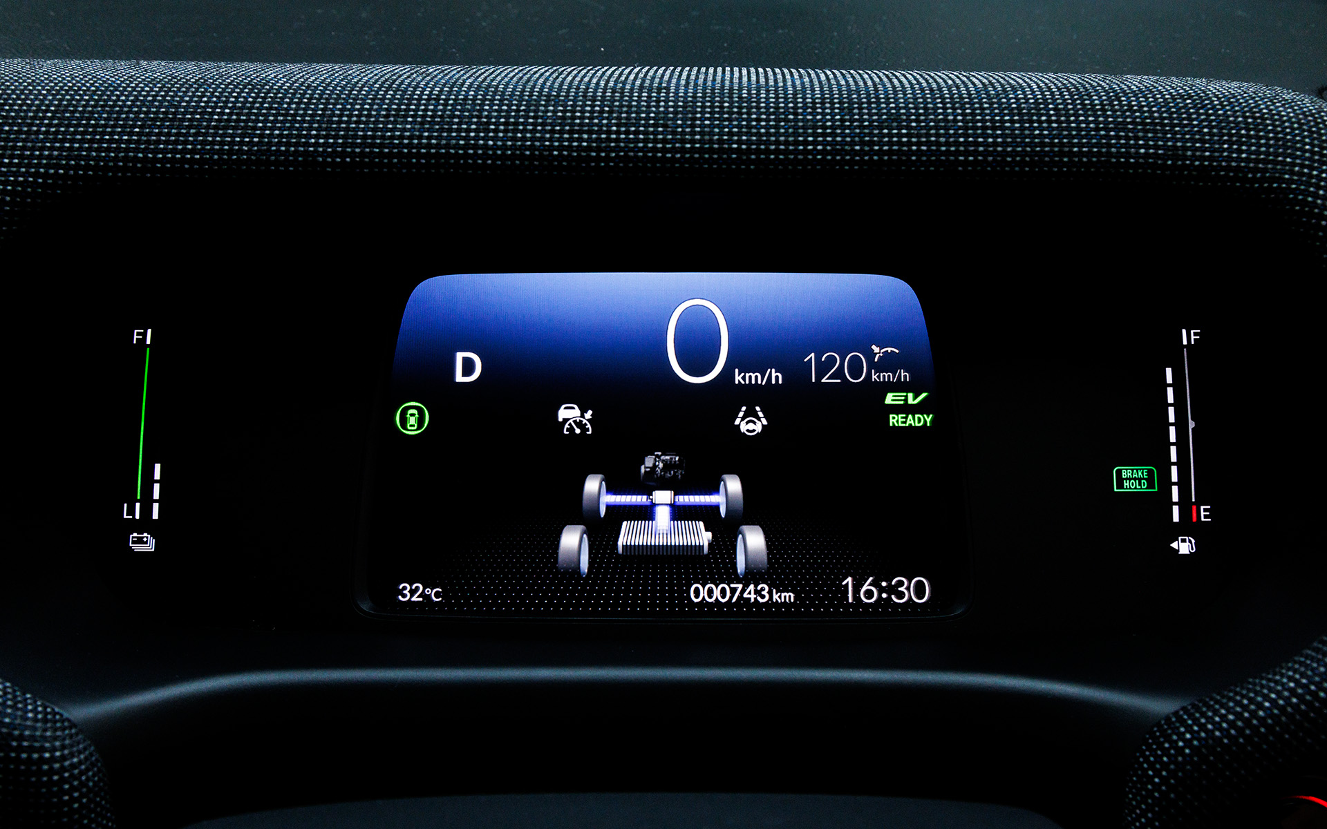 多彩な情報でも見やすく・分かりやすくを徹底して目指したというメーター