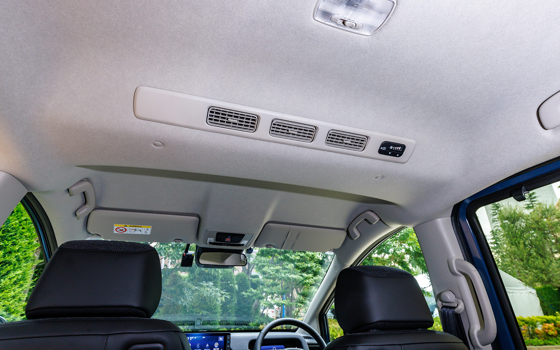 1列目だけでなく2列目からも操作可能なリアクーラー。暑い日でも3列目まで素早く冷やせるのがありがたい