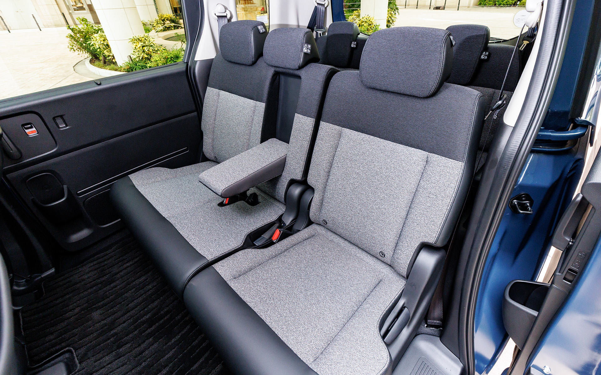7人乗りの2列目はベンチシートとなる