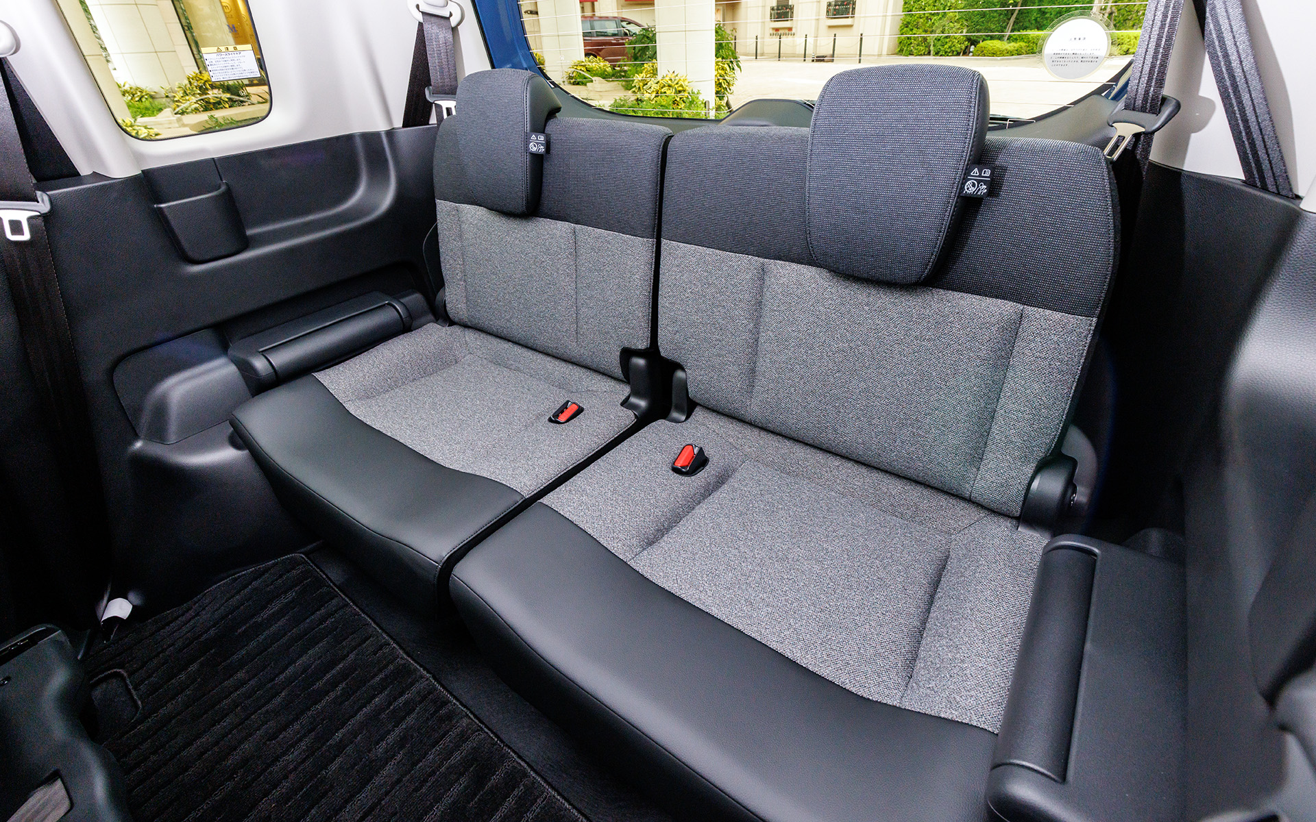 3列目は横の窓が大きくなり従来モデルよりも明るくなった