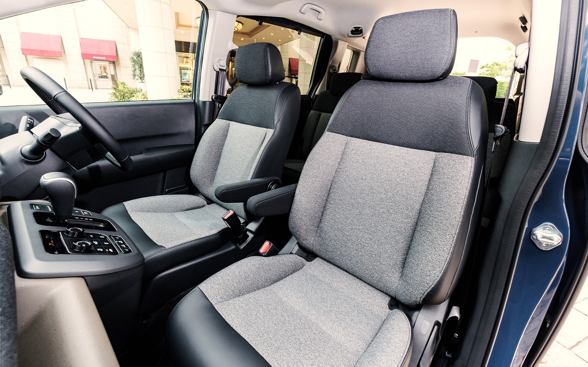 3代目フリード e：HEVエアー EX 2WD（FF）7人乗りの内装。カラーはブラック。素材はファブリック×プライムスムースのコンビシート