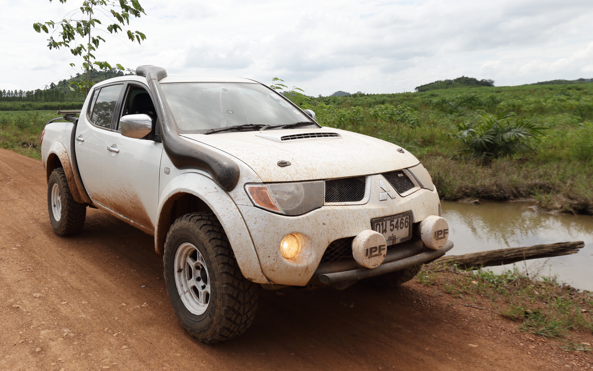 ボンネットのダクトやオーバーフェンダー、アルミホイールにフォグランプでラリーカーのように仕立てられたトライトン。こういうチューニングやドレスアップをしたトライトンをタイの街ではよく見かけたものです