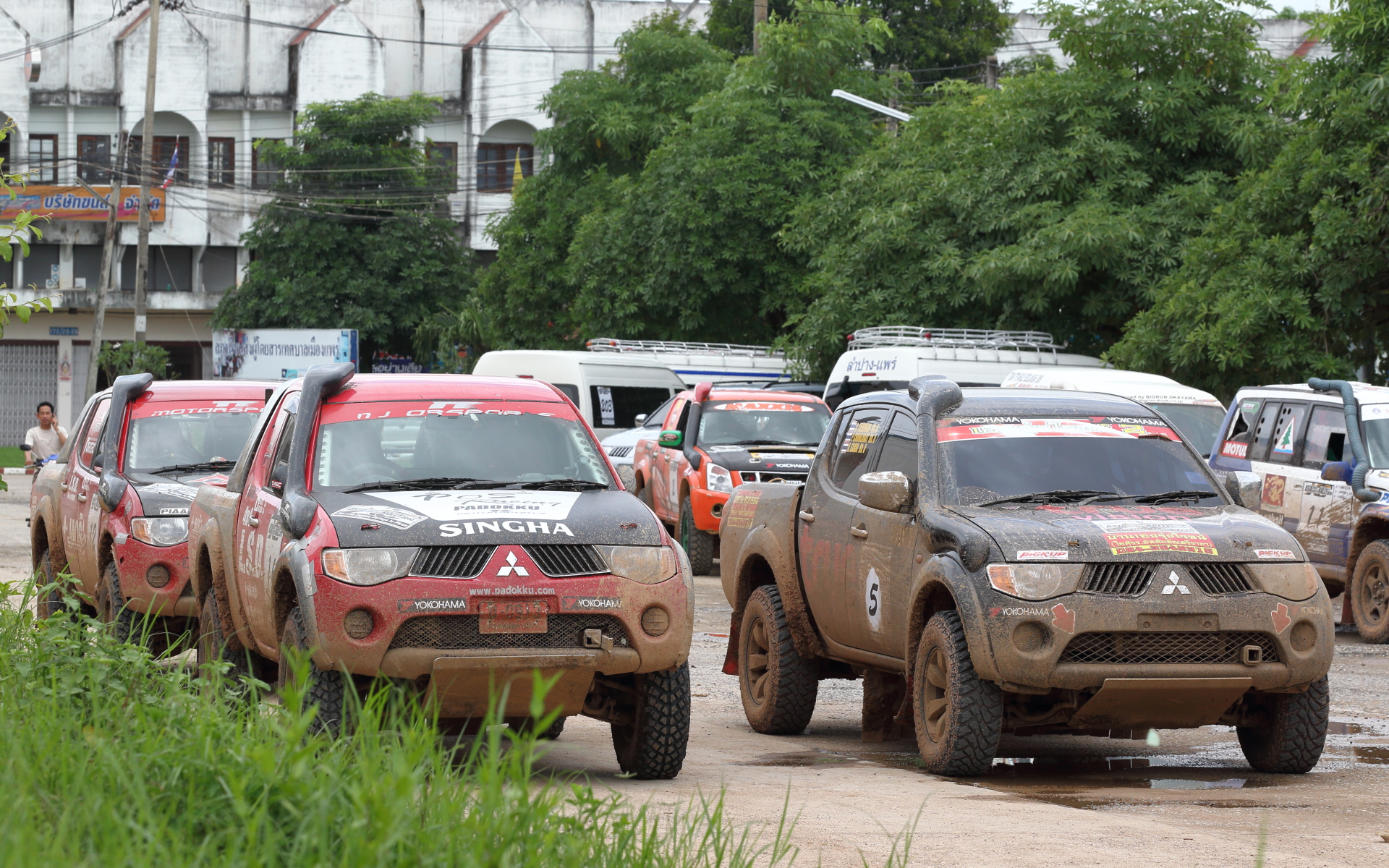 初代トライトンはタイの街中でもラリーの会場でもとてもポピュラーなモデルでした（AXCR2010）