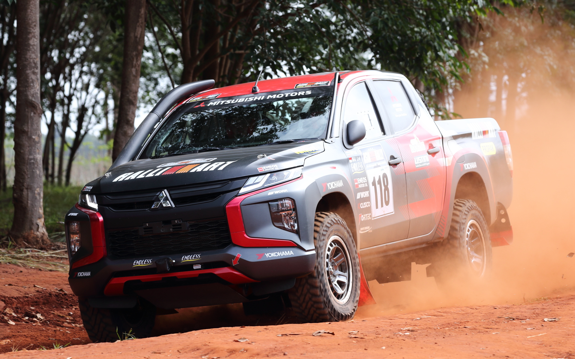 ダイナミックシールドデザインとなり前期とはかなり違う雰囲気の2代目トライトン。この年、増岡浩氏率いるチーム三菱ラリーアートは初出場、初優勝を遂げます（AXCR2022）