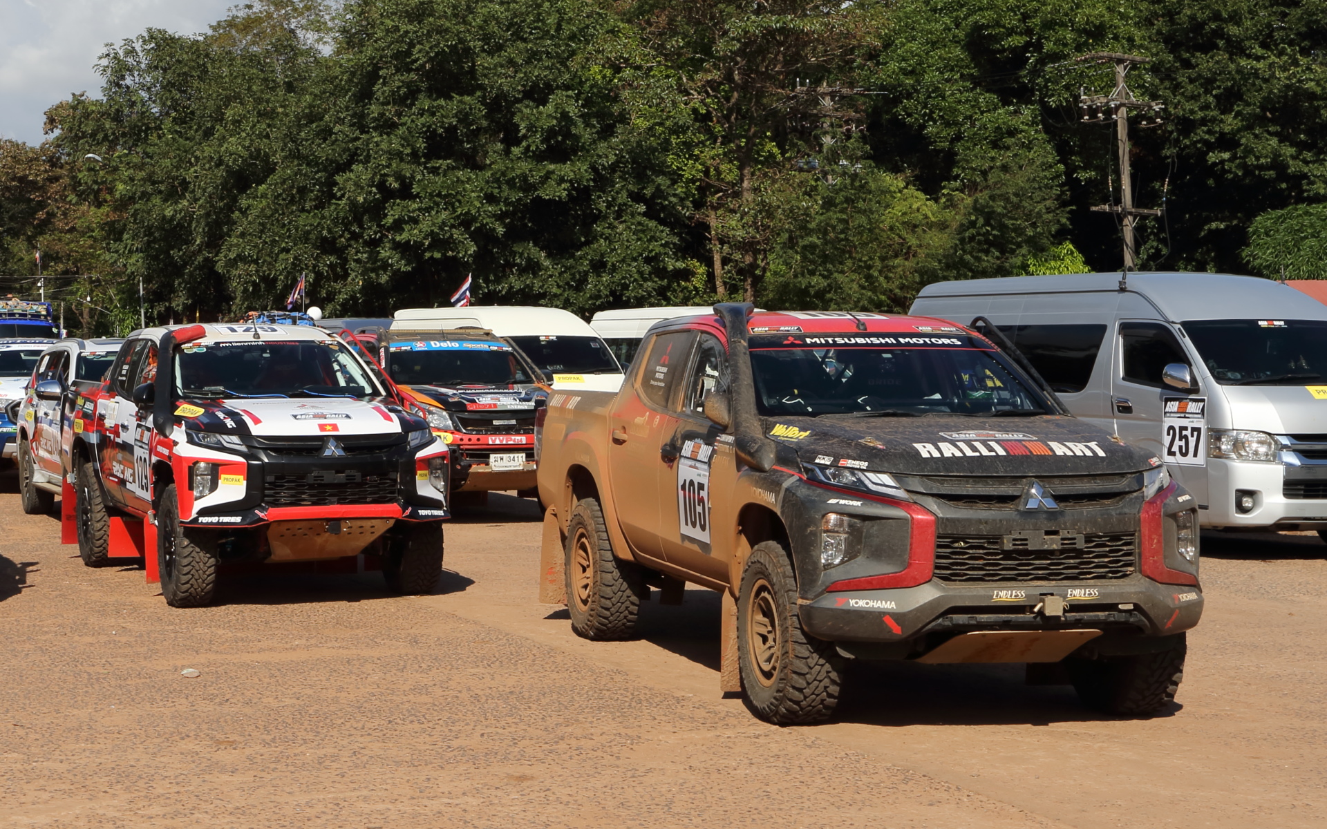 ボディカラーでかなり印象の違う2台の後期型（AXCR2022）