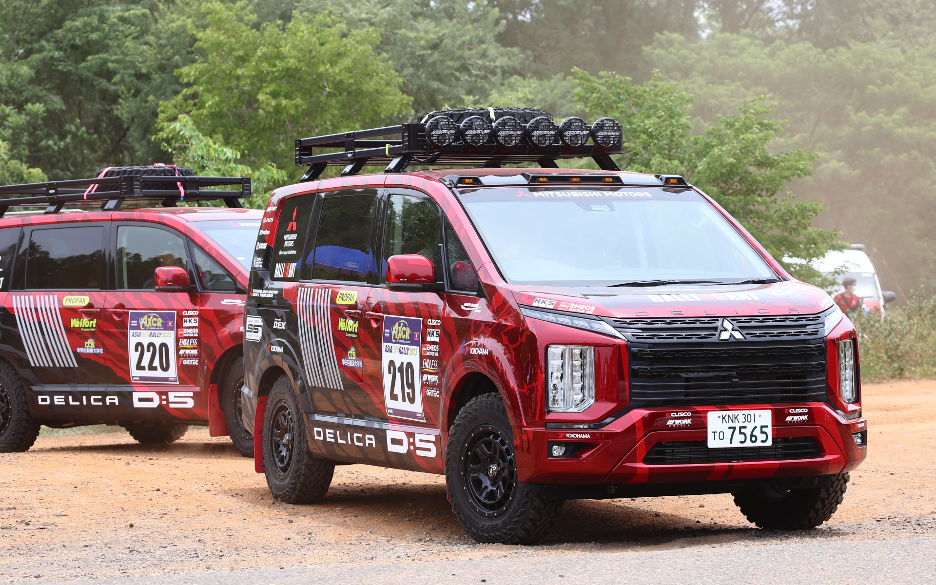 2023年はタイ未発売のデリカD:5がタイの大地でトライトンをサポートしていました