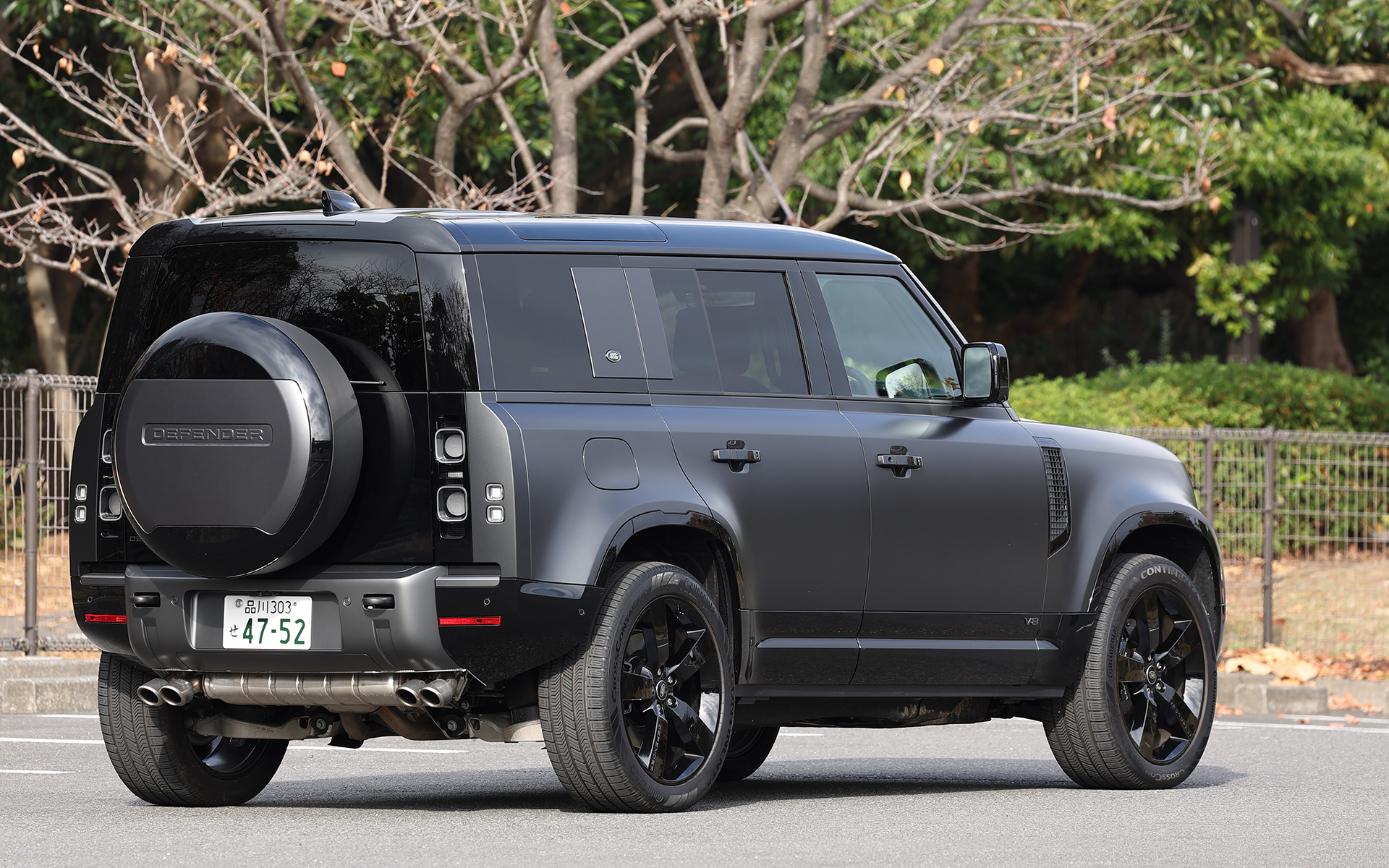 カルパチアンエディションおよびV8グレードでは、クアッドアウトボードマウンテッドエキゾースト、マトリックスLEDヘッドライト、ステアリングホイール（スエードクロス）、グロスブラックブレーキキャリパーなどを標準装備。さらにカルパチアンエディションにはカルパチアングロスバッヂ、グリル、フロント/リアスキッドパン、カルパチアングレイサテンプロテクティブフィルム、ナルヴィックブラックコントラストボンネット＆テールゲート＆ロワーボディクラッディングが専用装備として装着される