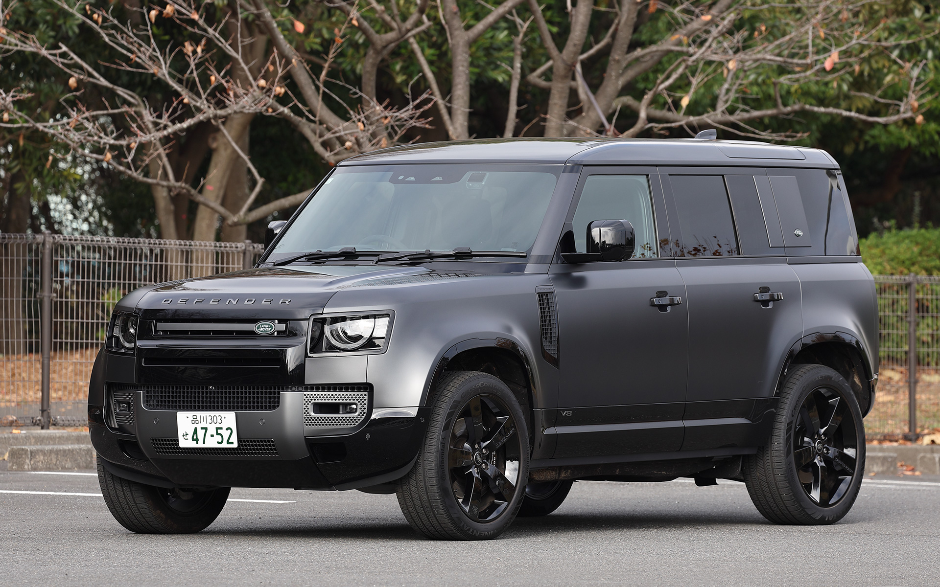 今回試乗したのは「ディフェンダー」2024年モデルに追加された「CARPATHIAN EDITION（カルパチアンエディション）」（1685万円）。ボディサイズは4945×1995×1970mm（全長×全幅×全高）、ホイールベースは3020mm