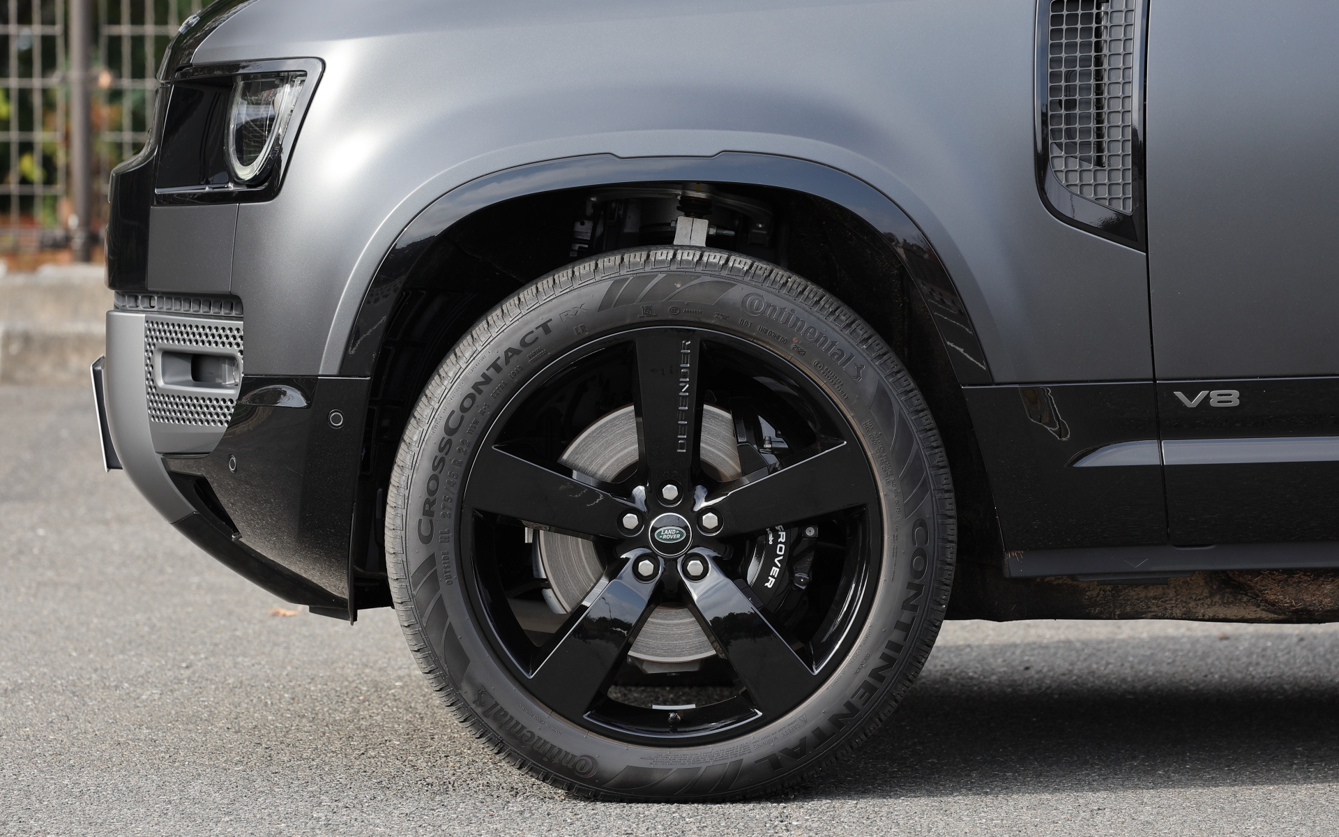 22インチホイールにコンチネンタル「クロスコンタクト RX」（275/45R22 115W）をセット