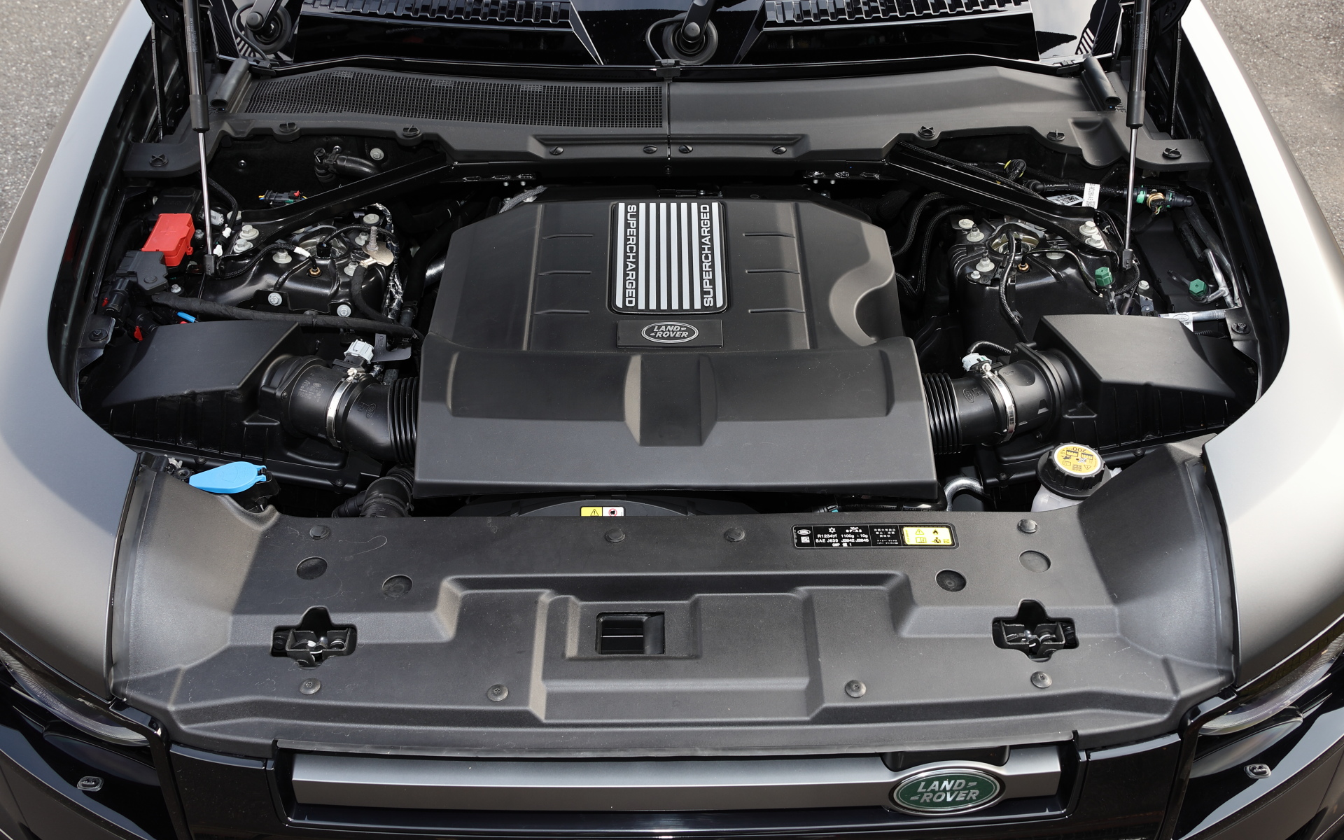 V型8気筒DOHC 5.0リッタースーパーチャージャーエンジンは最高出力386kW（525PS）/6500rpm、最大トルク625Nm/2500-5500rpmを発生