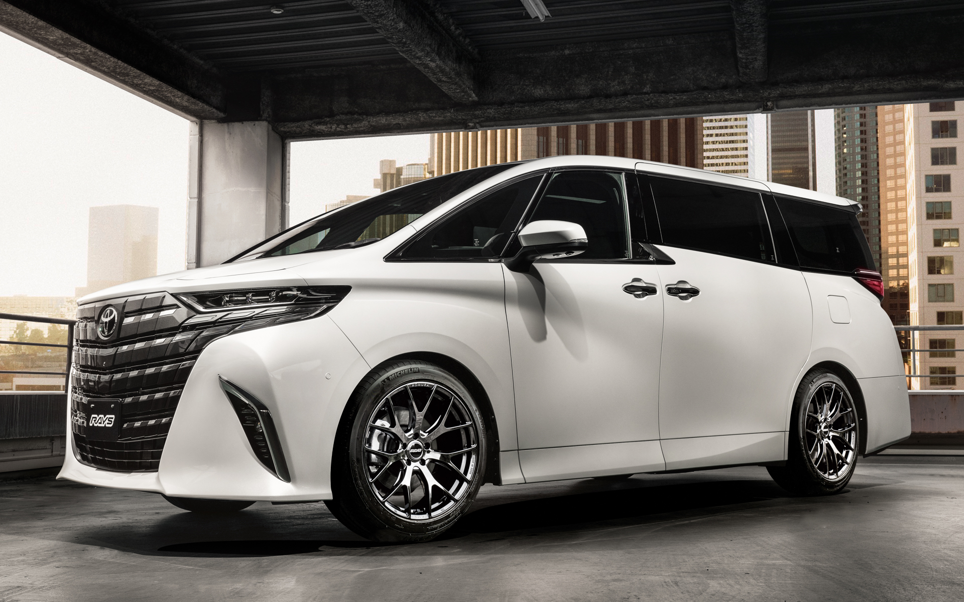 レイズの鋳造ブランド「ホムラ」シリーズ「2x7FT」装着イメージ