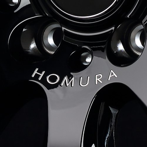 センター部にA.M.T.技術で刻まれる「HOMURA」ロゴ