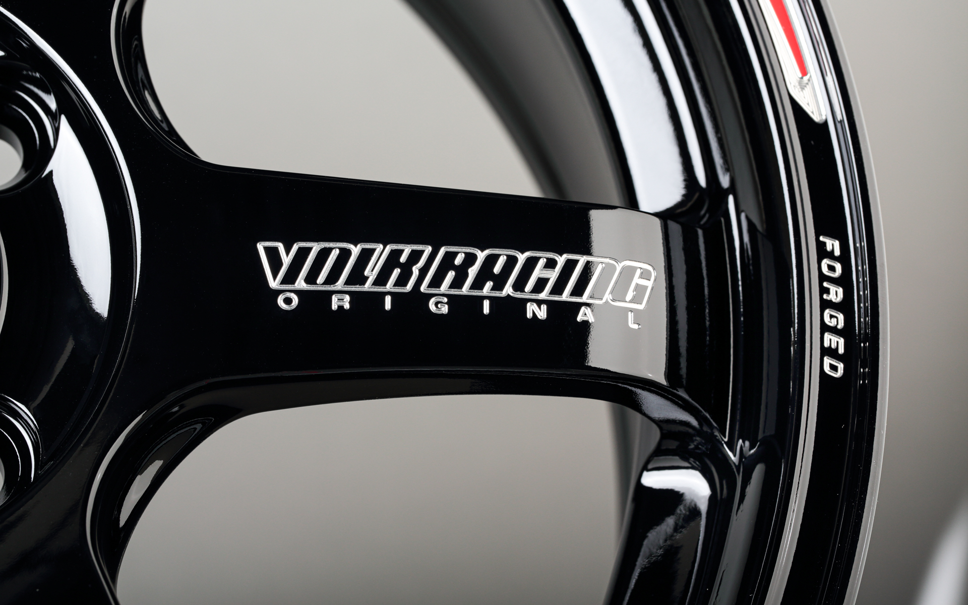 スポーク天面にはA.M.T.製法によるボルクレーシングのロゴが配される