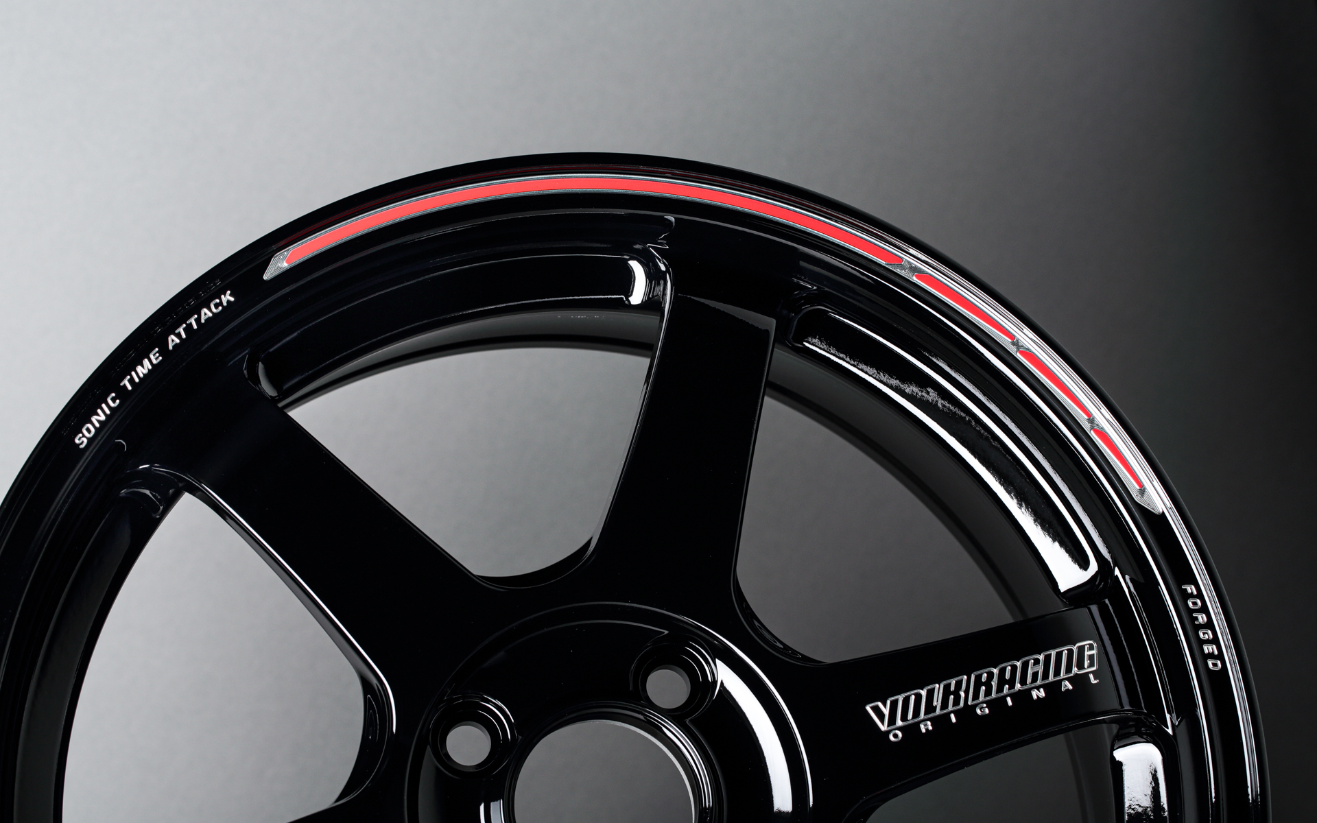 レーシングな雰囲気の漂う赤いストロボライン