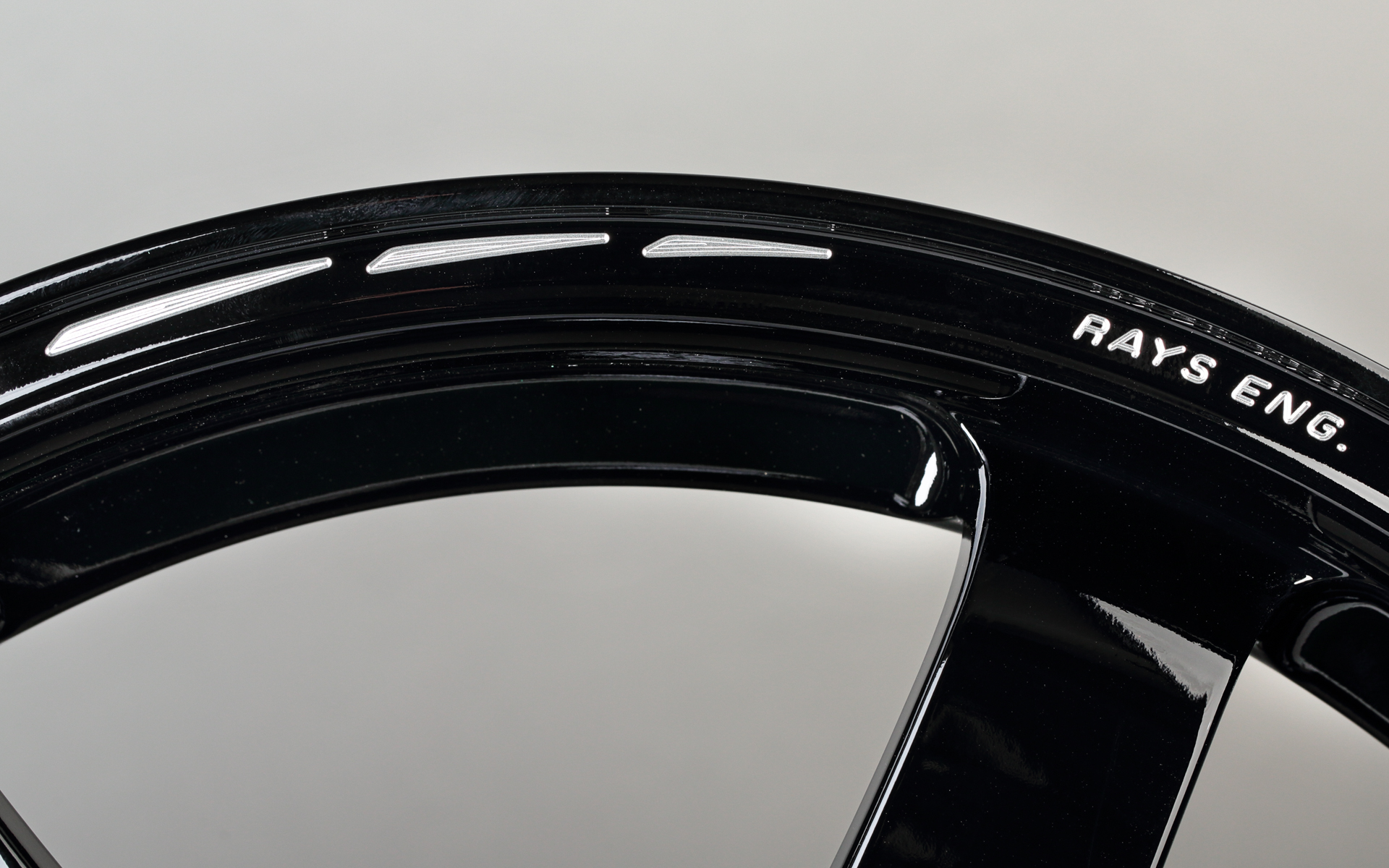 赤いストロボラインの反対側には、アルミ素地のシルバーのストロボラインが入る