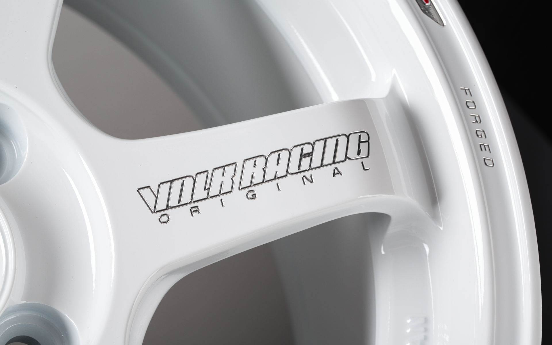 スポーク天面の文字もA.M.T.製法により刻まれたもの