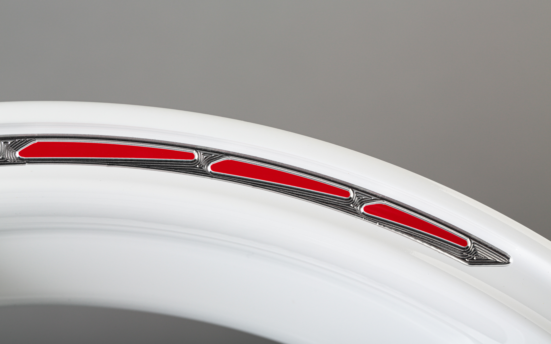 最先端技術により細部にいたるまで細かく削り出される