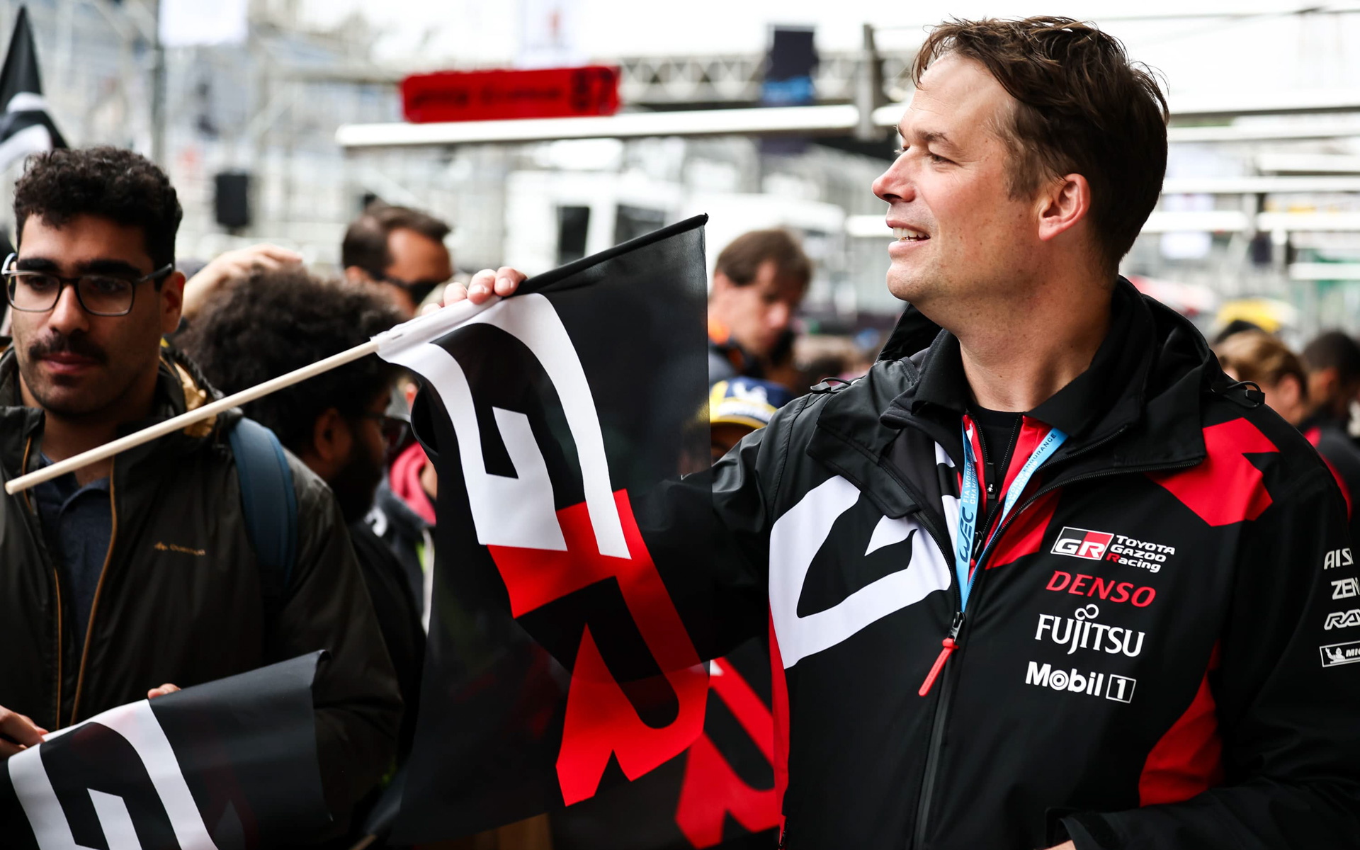 ピットウォークにてグッズを配るスタッフの様子