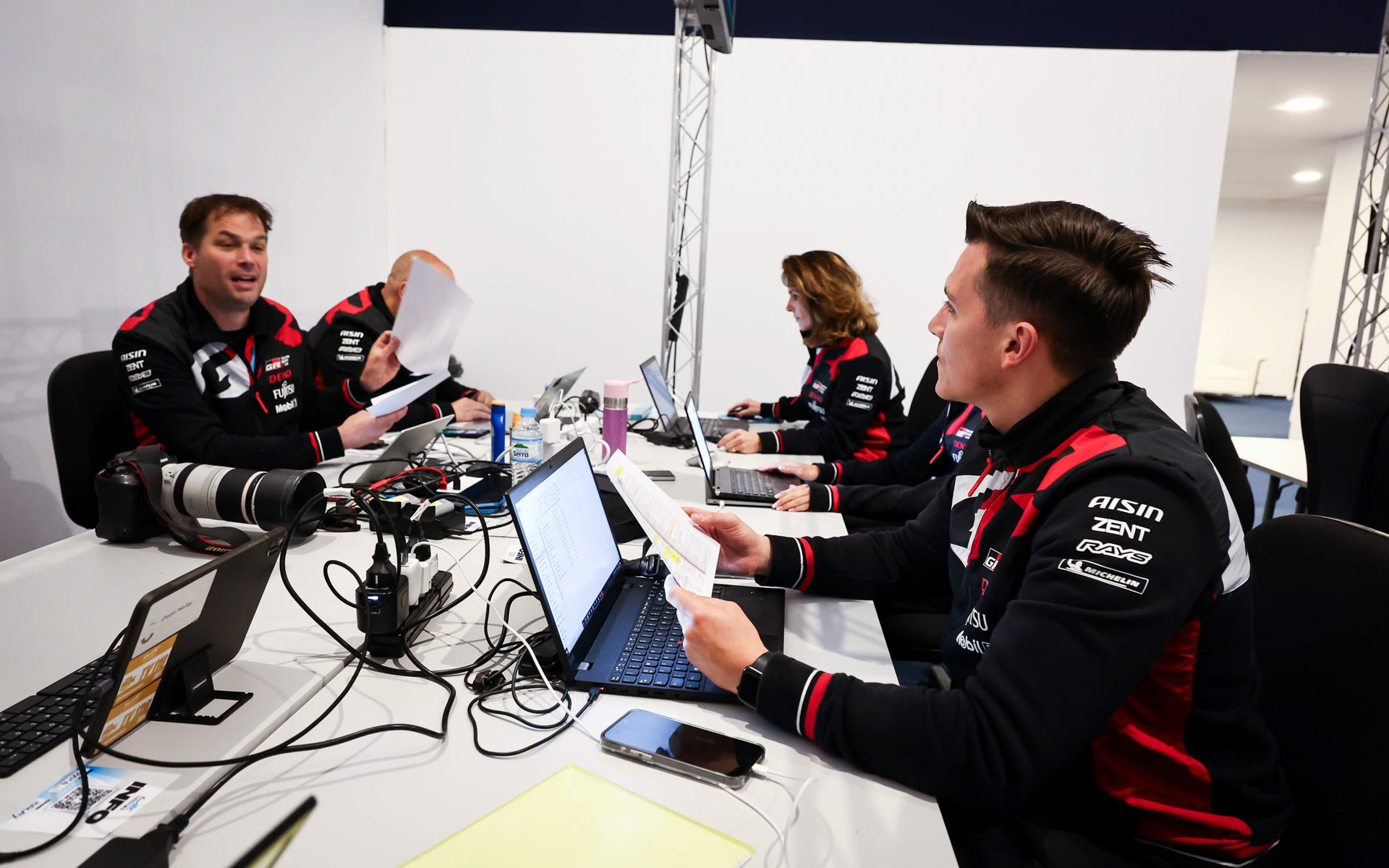 チーム内のミーティングの様子