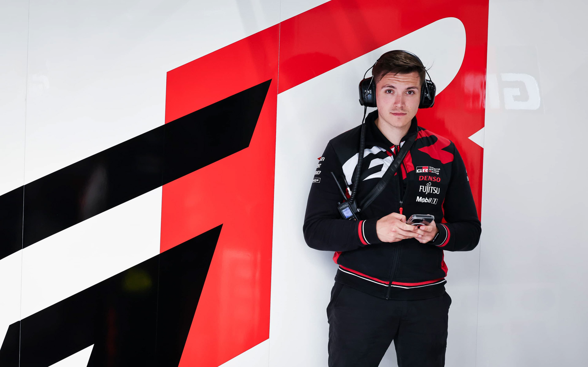 チーム内で仕事をする様子