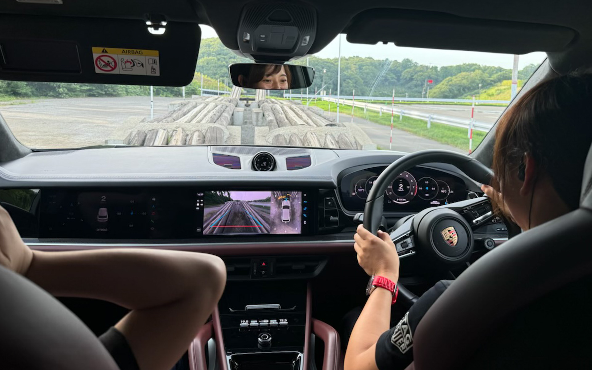 同乗試乗でカイエンに乗り、とんでもないオフロードを走っていきます。娘は助手席でしっかりとグリップを握りしめ（笑）、「え〜っ、ここ走るの？」と大騒ぎ。いい体験になりました。