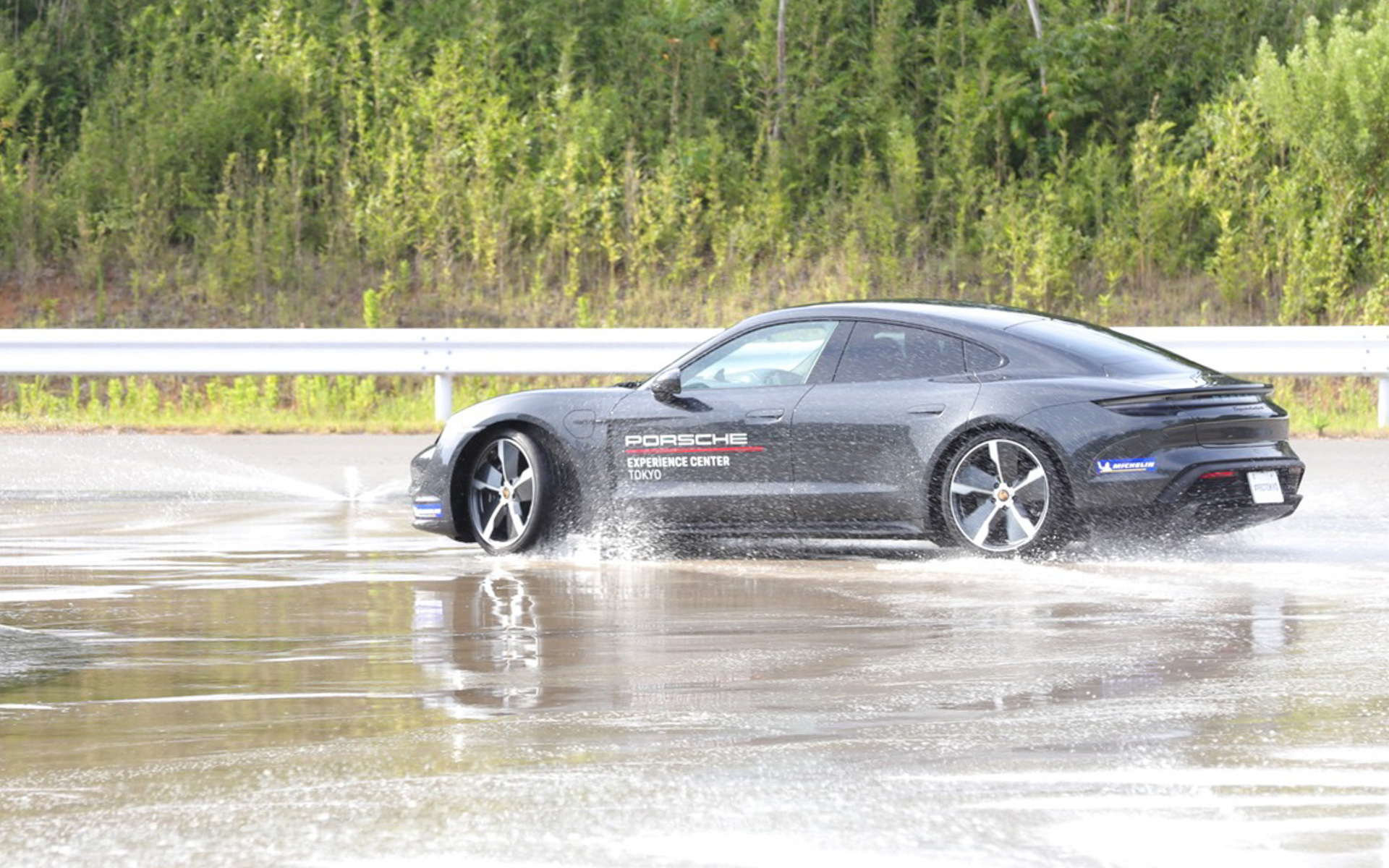 BEVであるタイカンだって、容赦なしのドリフトやローンチスタートなど、いろんなコースを同乗試乗で体感することができます。家族みんなでワイワイ乗れるのがいいところ