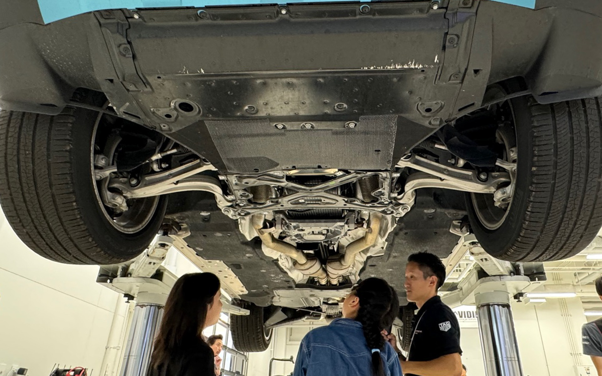 ピットガレージの見学では、大人でもなかなか見られない、下まわりをしっかり解説してくれます。BEVとガソリン車の違いなど、とっても興味深かったです