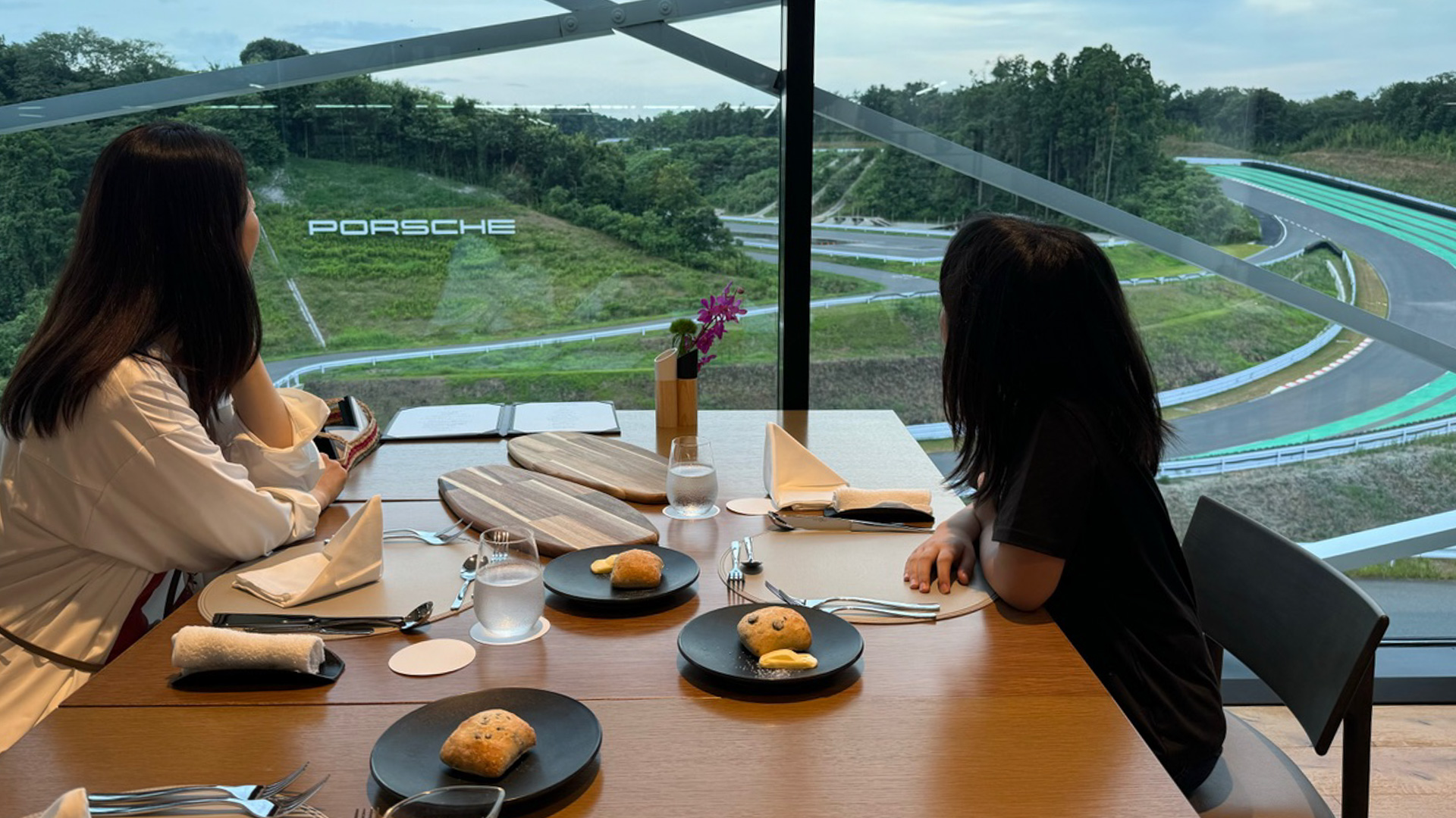 最後はお楽しみのディナー！　レストラン906の絶景を眺めながら、素晴らしいお料理の数々をたっぷり堪能させてもらえて、娘も大満足でした