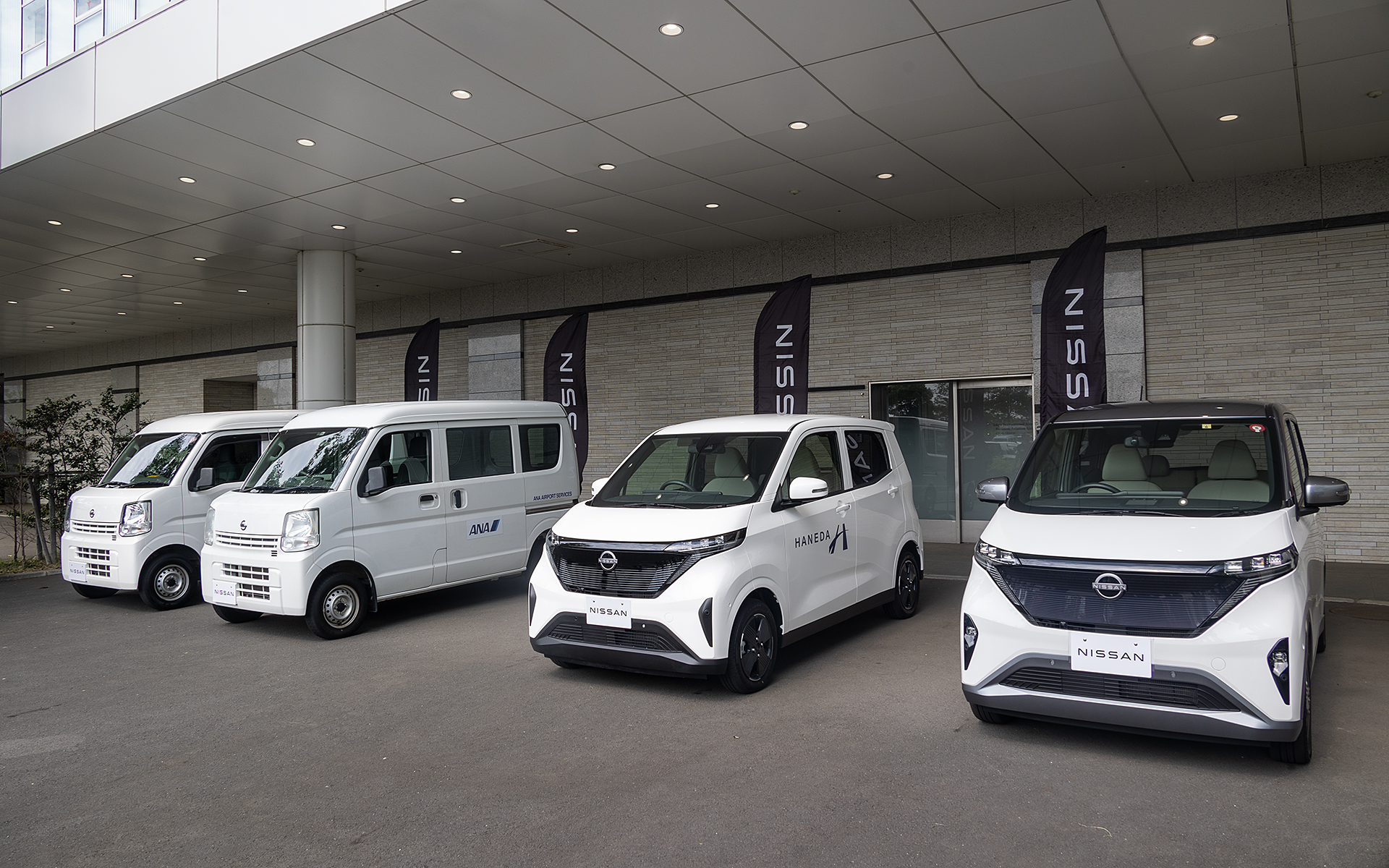 日産自動車は開発中の「自己放射冷却塗装」の概要と、羽田空港第2ターミナルで運用している実証実験車両を報道陣に公開した