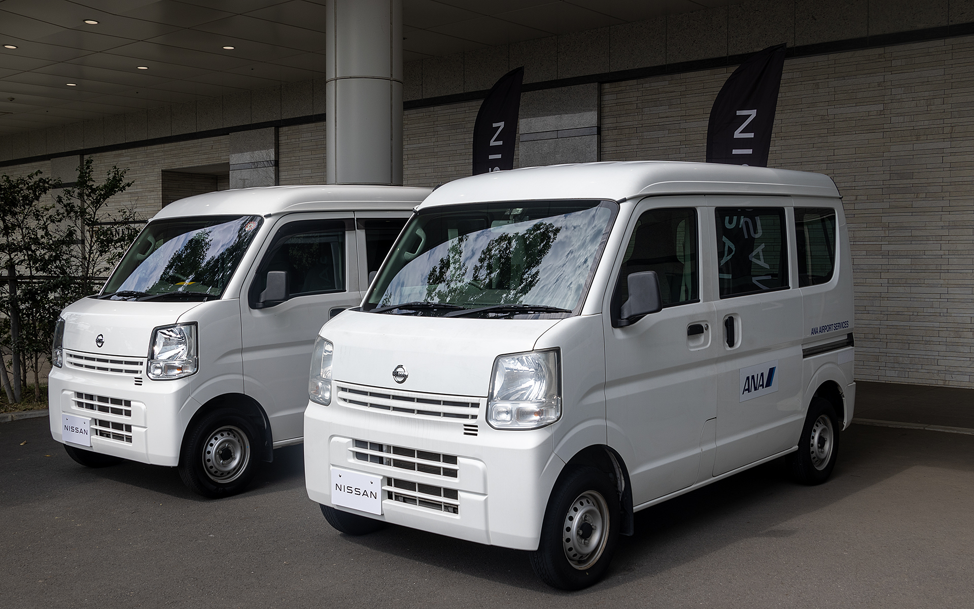 奥が自己放射冷却塗装を塗った実証実験車両、手前が通常塗装車。日なたに置いた状態での外板の温度を違いを見るために用意された。自己放射冷却塗装の上から日産車に使われているクリアコートが吹かれており、これはクリアコートを上から吹いても塗膜が変化しないかを見るため