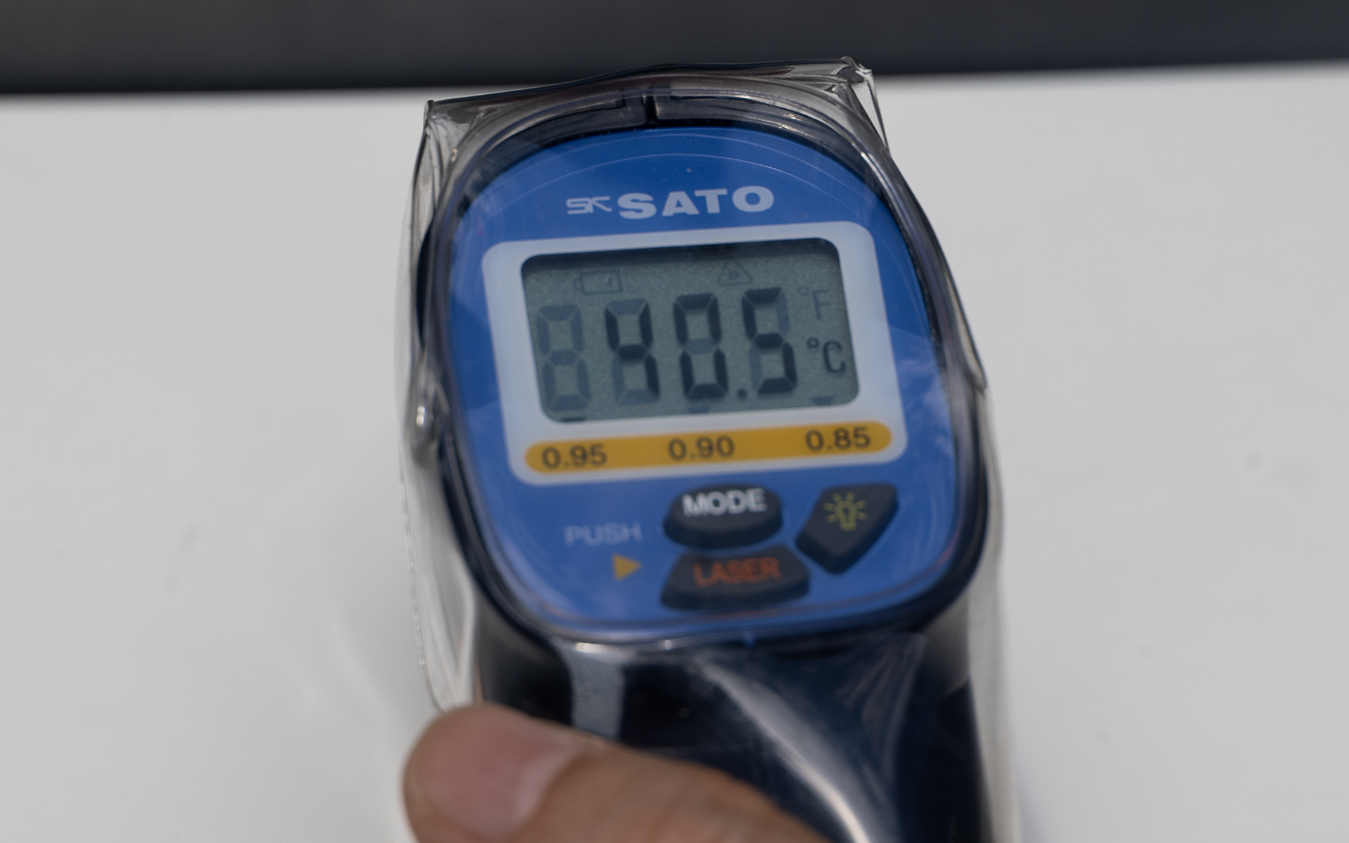 自己放射冷却塗装を塗った実証実験車両のボンネット表面温度は40.5℃