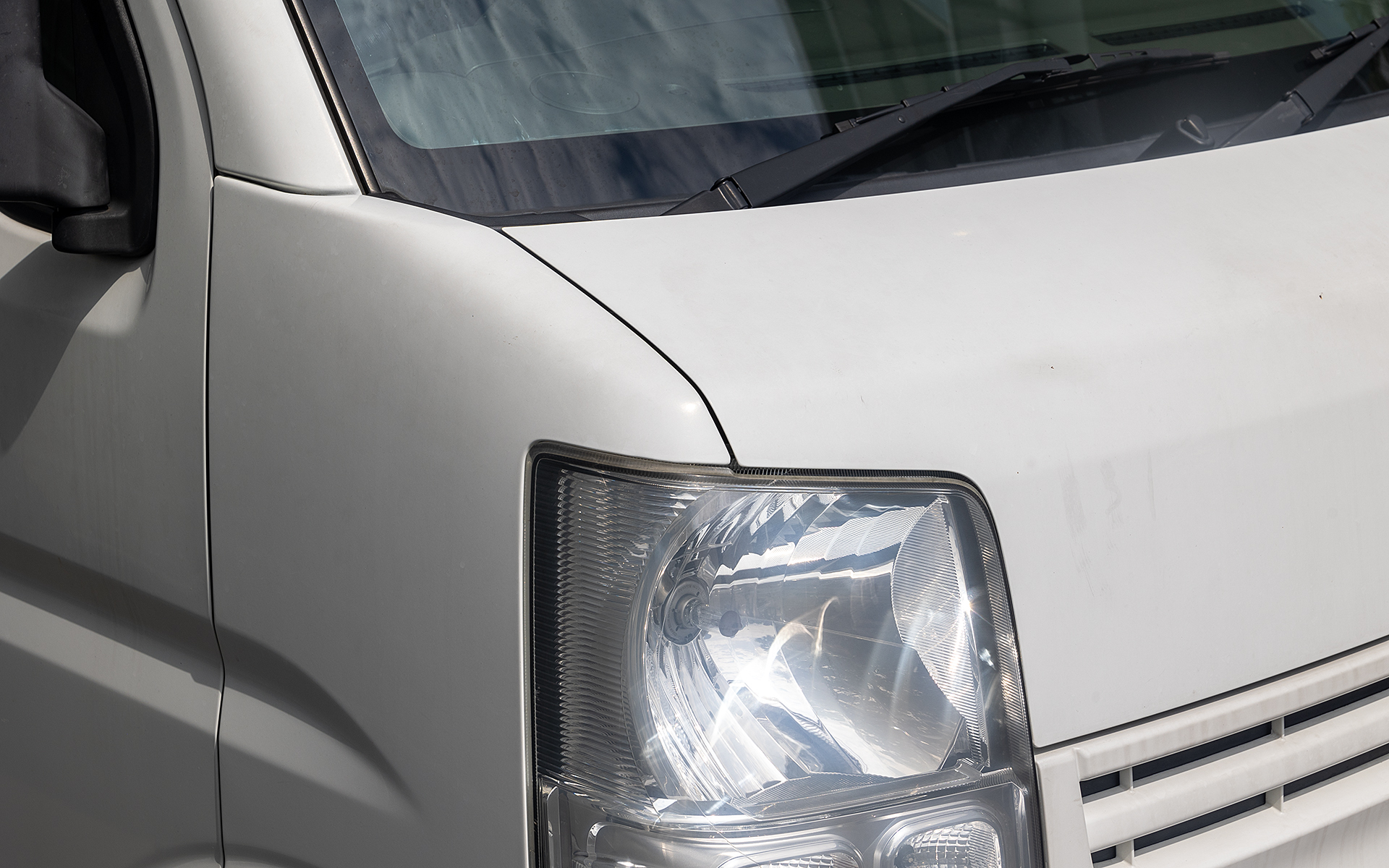 通常塗装車の塗装面。シビアなコンディションであることから艶がなくなっているように見えた