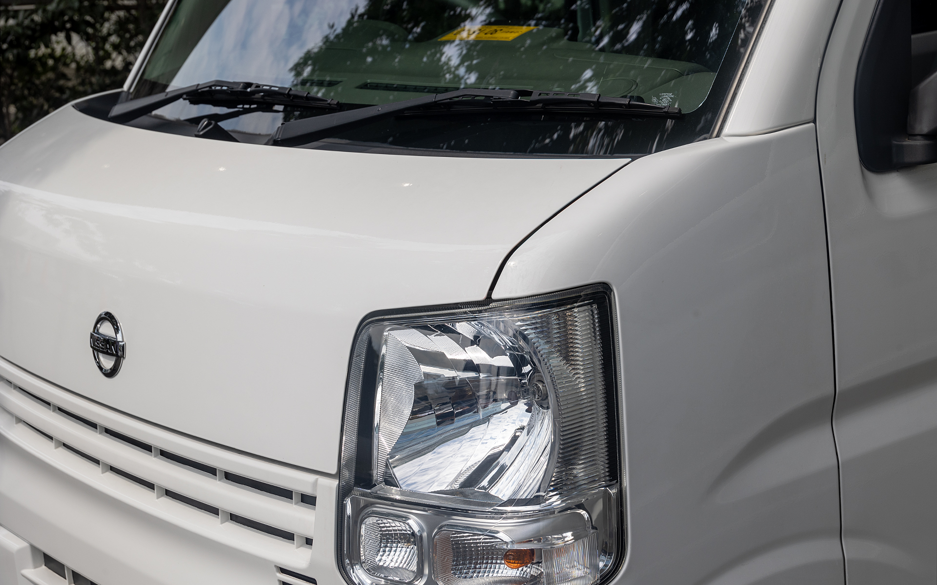 日産純正のクリアコートと自己放射冷却塗装を塗った実証実験車両の塗装面。実験開始が2023年なので塗装に傷みなどは見られない。塗料の性質上、塗膜は通常塗装より厚めになるというが、見た目では通常塗装との塗膜の差は分からない