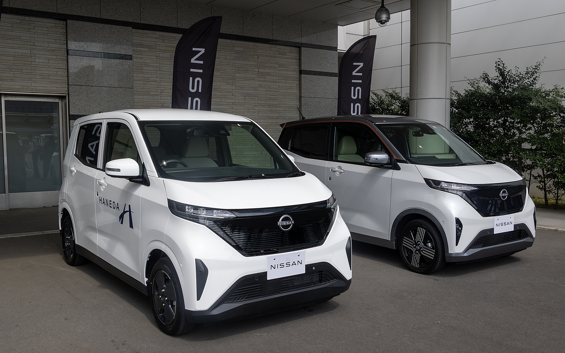 サクラに自己放射冷却塗装を施した車両（手前）。こちらは日産の広報車だ。奥は通常塗装仕様。外板を触ると塗料の違いによる差をハッキリと体感。通常塗装は長く触っていられないほどの熱を感じたが、自己放射冷却塗装はそんなことはなかった